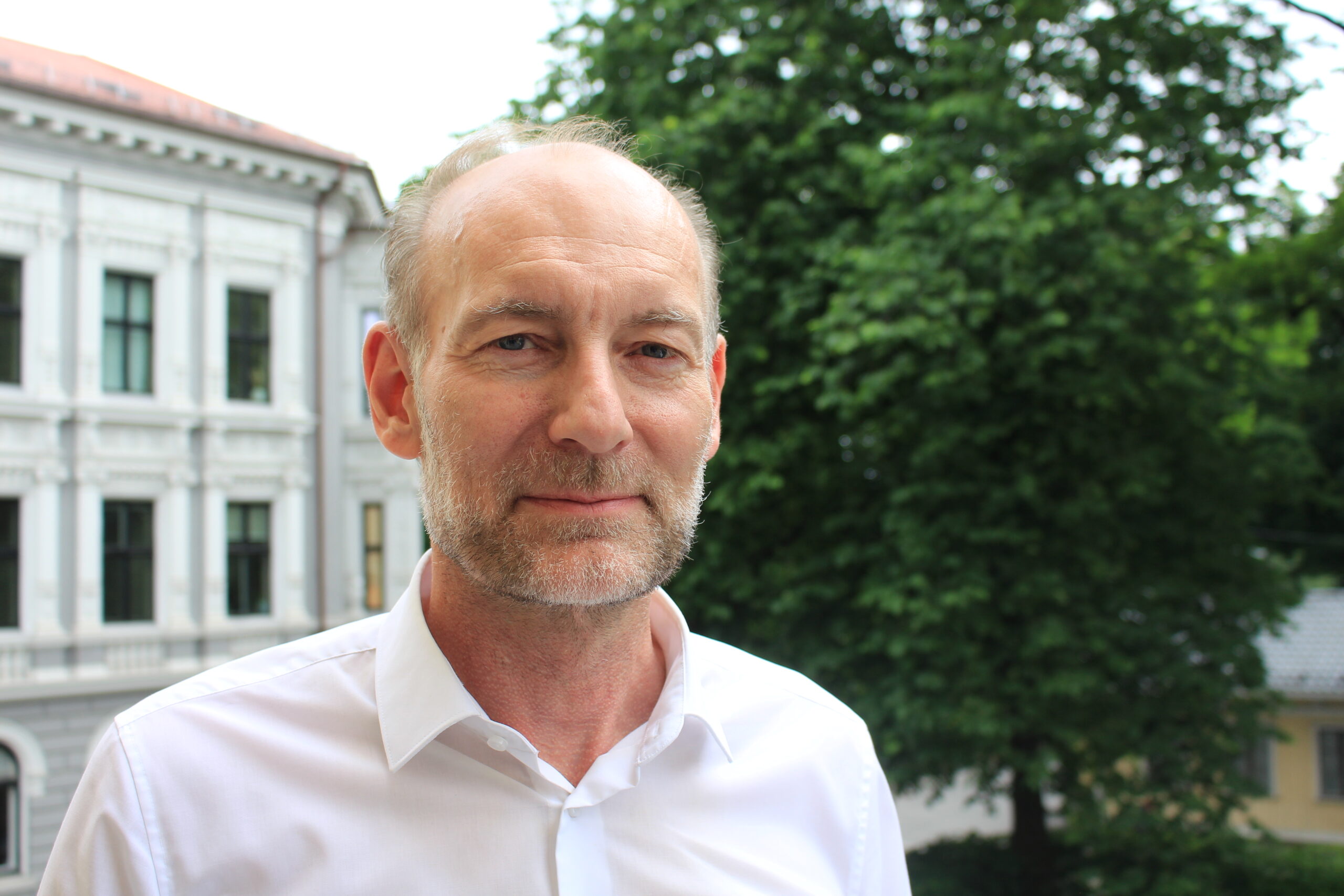 – Det var ei stussleg oppleving, seier Knut Olav Åmås, om då han på 90-talet besøkte staden der huset til Wittgenstein hadde stått i Skjolden. Foto: Peder Skjelten / NPK