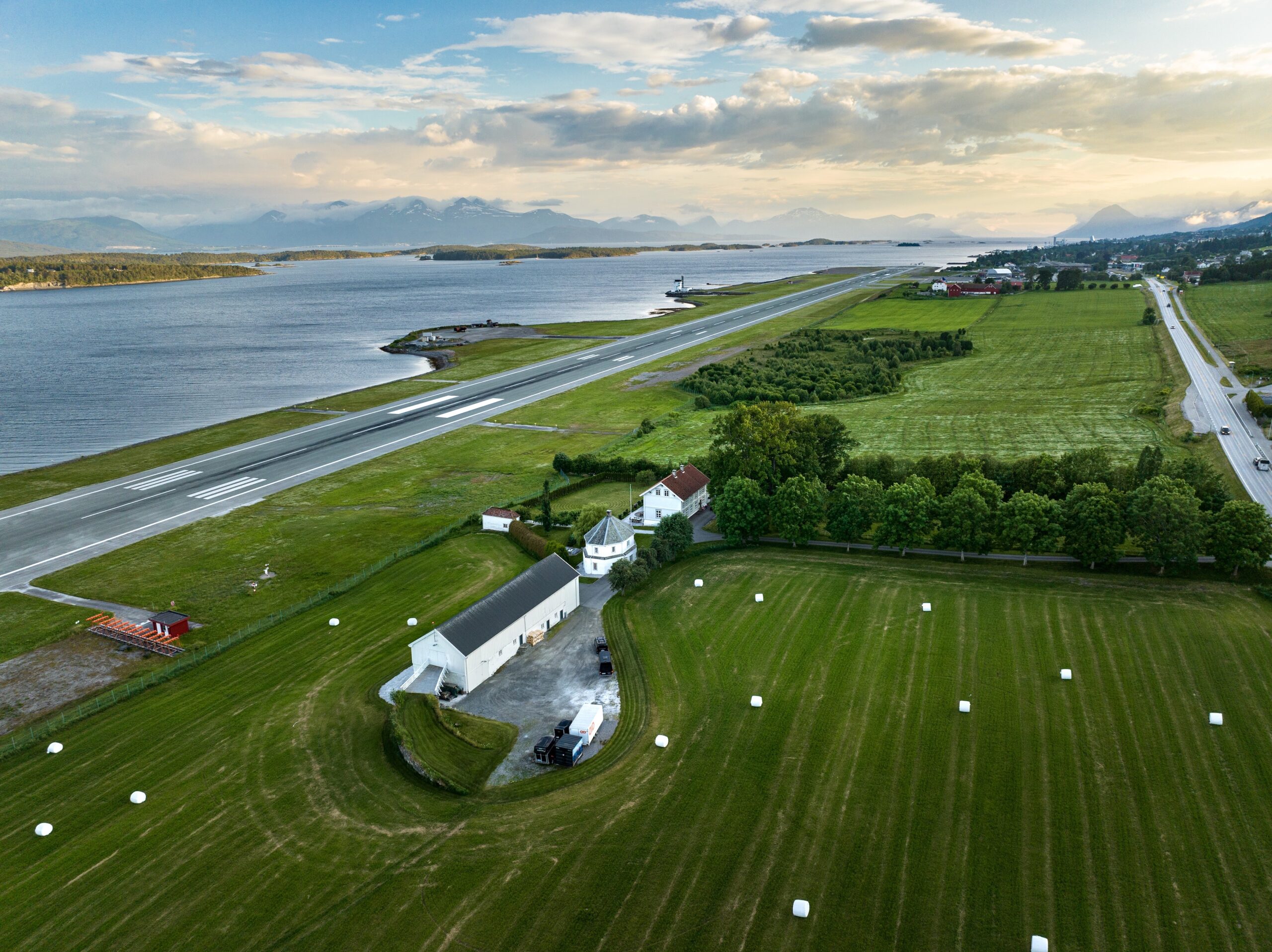 Årønes gård ligg rett ved Molde lufthamn og består av 40 mål dyrka mark, hovudhus, ei åttekanta bårstue og låven med ei grunnflate på 300 kvadratmeter. Foto: DID-låven