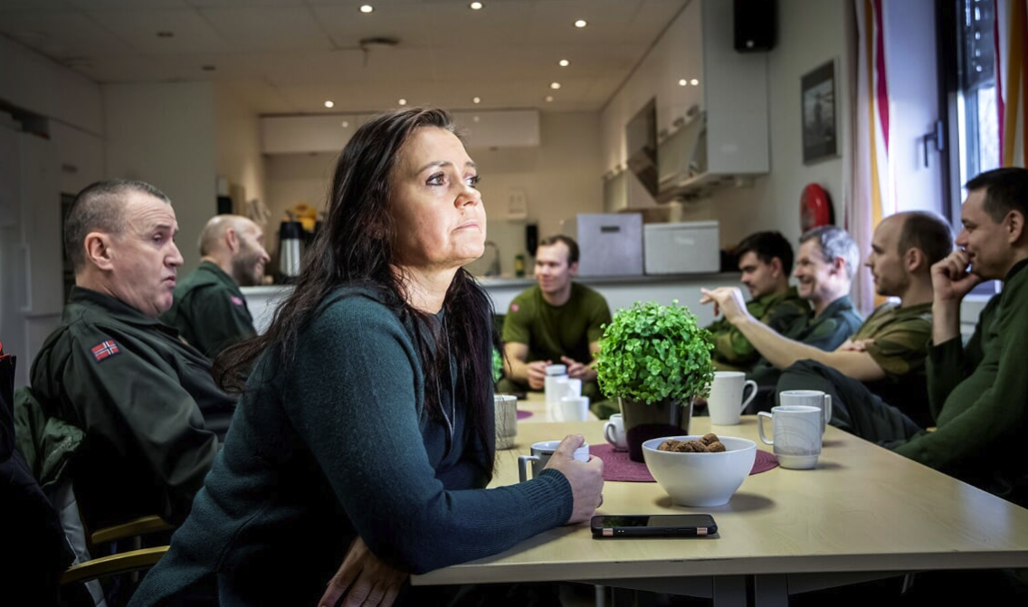 330-skvadronen på Rygge i februar 2020: Trine Lise Thorbergsen jobber med koordinering, tilretteligging og oppfølging ved skvadronen. Her er hun i pauserommet sammen med kollegene som bemanner redningshelikoptrene på basen. Foto: Gorm K. Gaare.