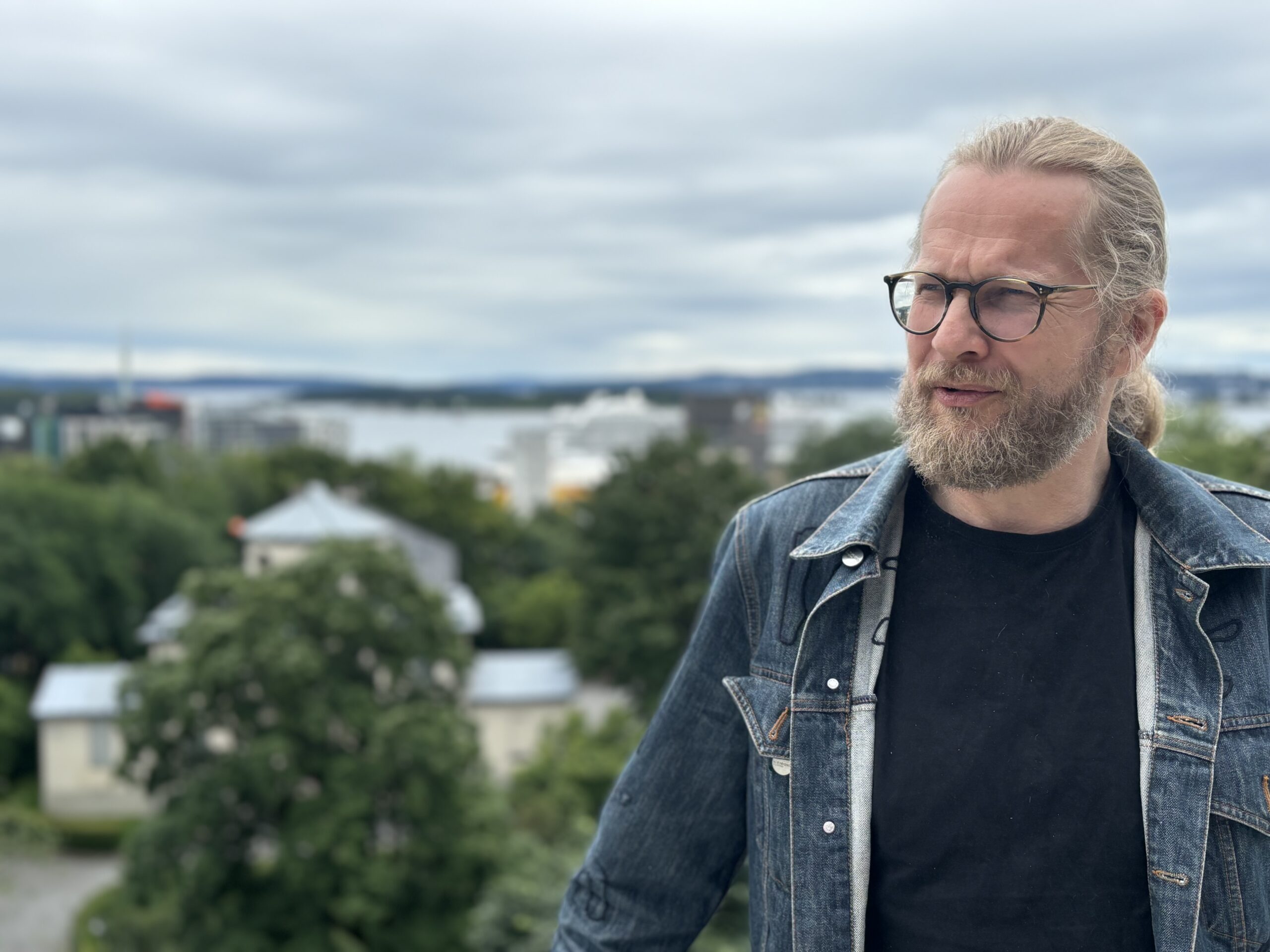 Aslak Sira Myhre på takterrassen til Nasjonalbiblioteket med utsikt over Oslofjorden. Foto: Jan Inge Fardal / NPK