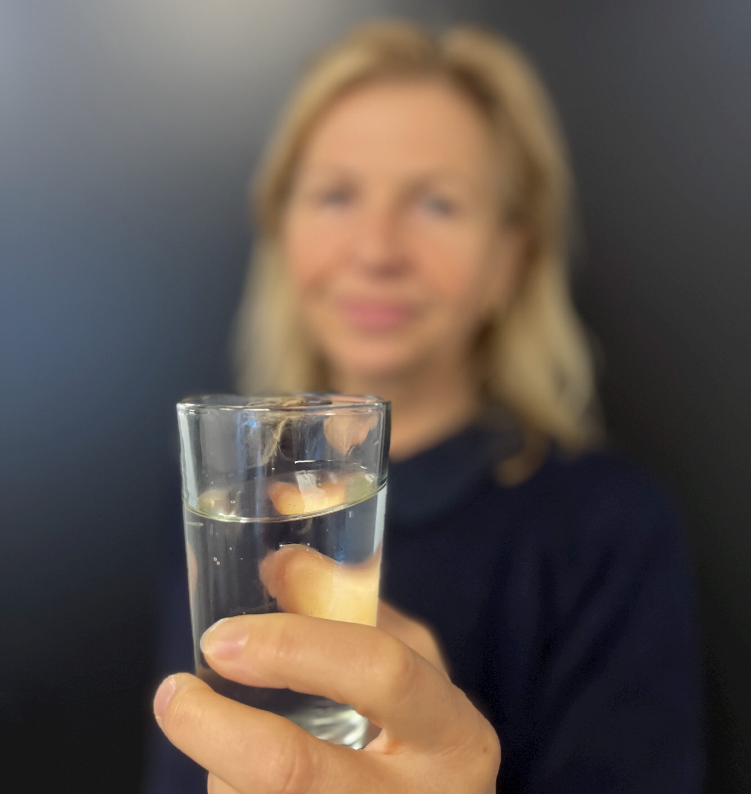 Trass i den dystre tilstandsrapporten, er norsk vatn trygt å drikke, forsikrar Aalstad: – For å vere på den sikre sida, skal det lite til før alarmen går. Når det til dømes blir sendt ut kokevarsel som følgje av ekstremvêr, er det like mykje eit teikn på at ein følgjer med og har ganske god kontroll. Foto: Heidi Molstad Andresen / NPK