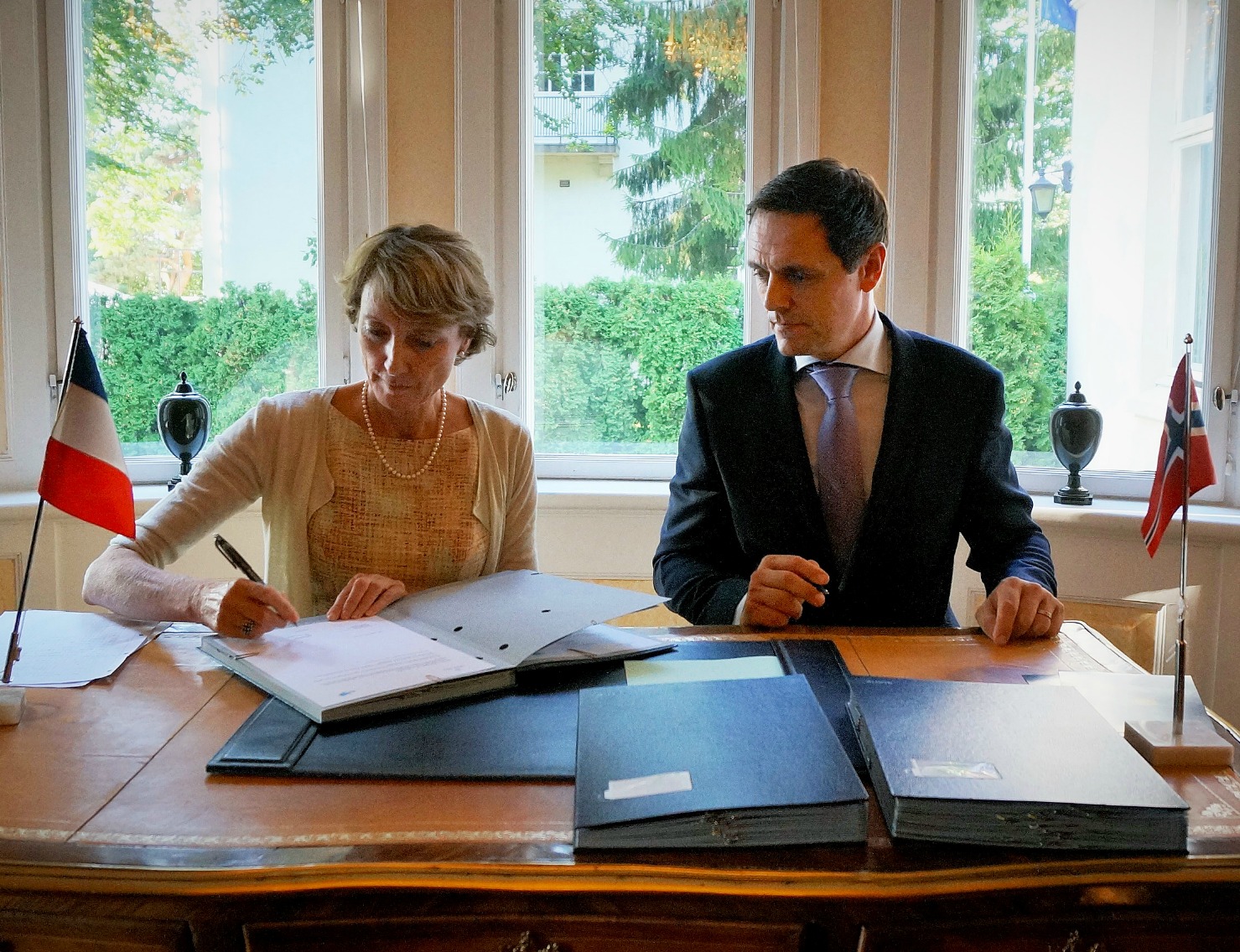 They agree to cooperate - Agnes Paillard (left), CEO at Aerospace Valley, and Preben Strøm, managing director at Subsea Valley. Photo: Magne Otterdal