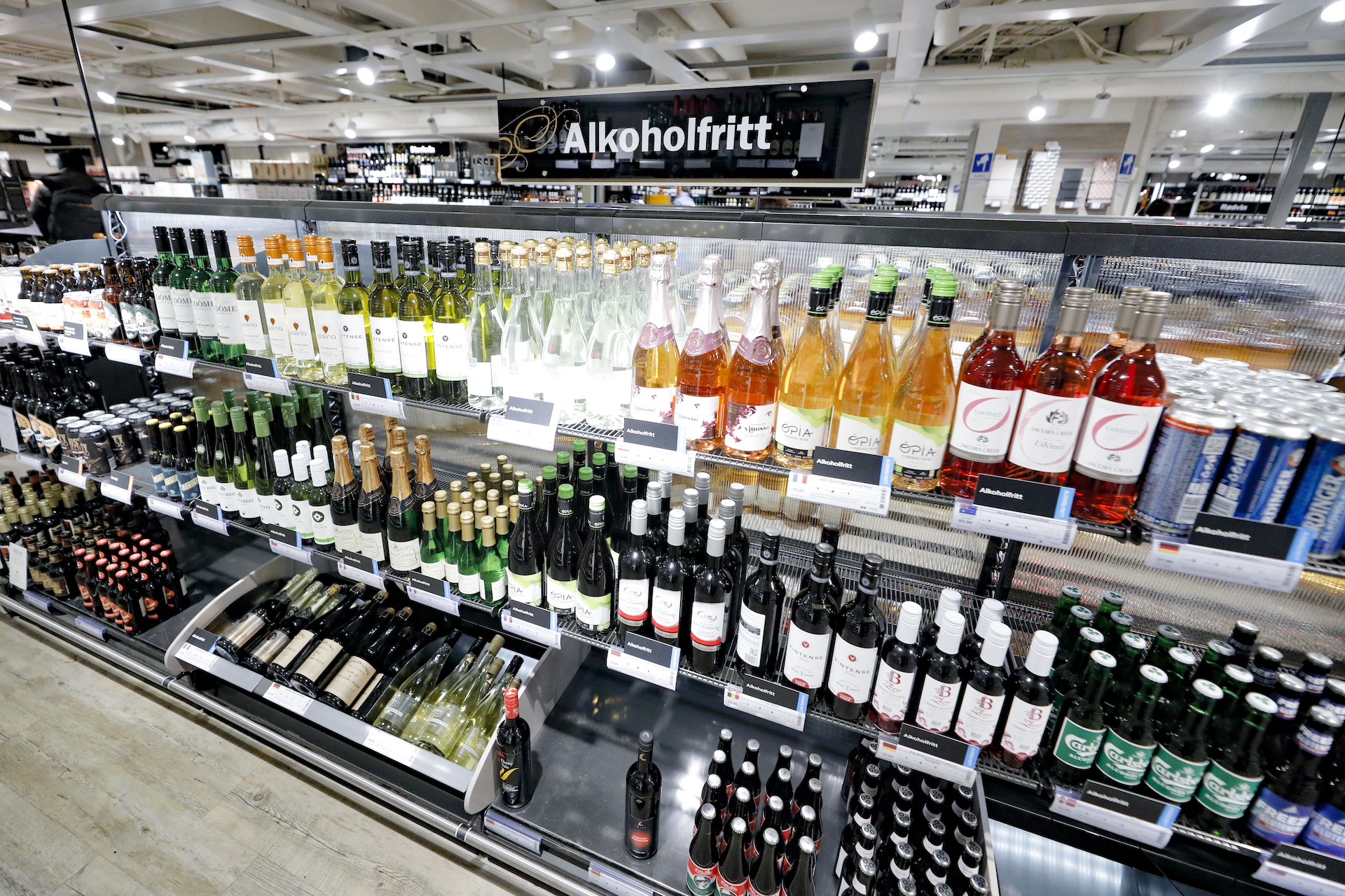 Berre 1,4 prosent av det som blir seld på Vinmonopolet er alkoholfritt, men det er stadig i vekst og utvalet er blitt større dei siste åra. Foto: Fredrik Hagen / NTB/NPK