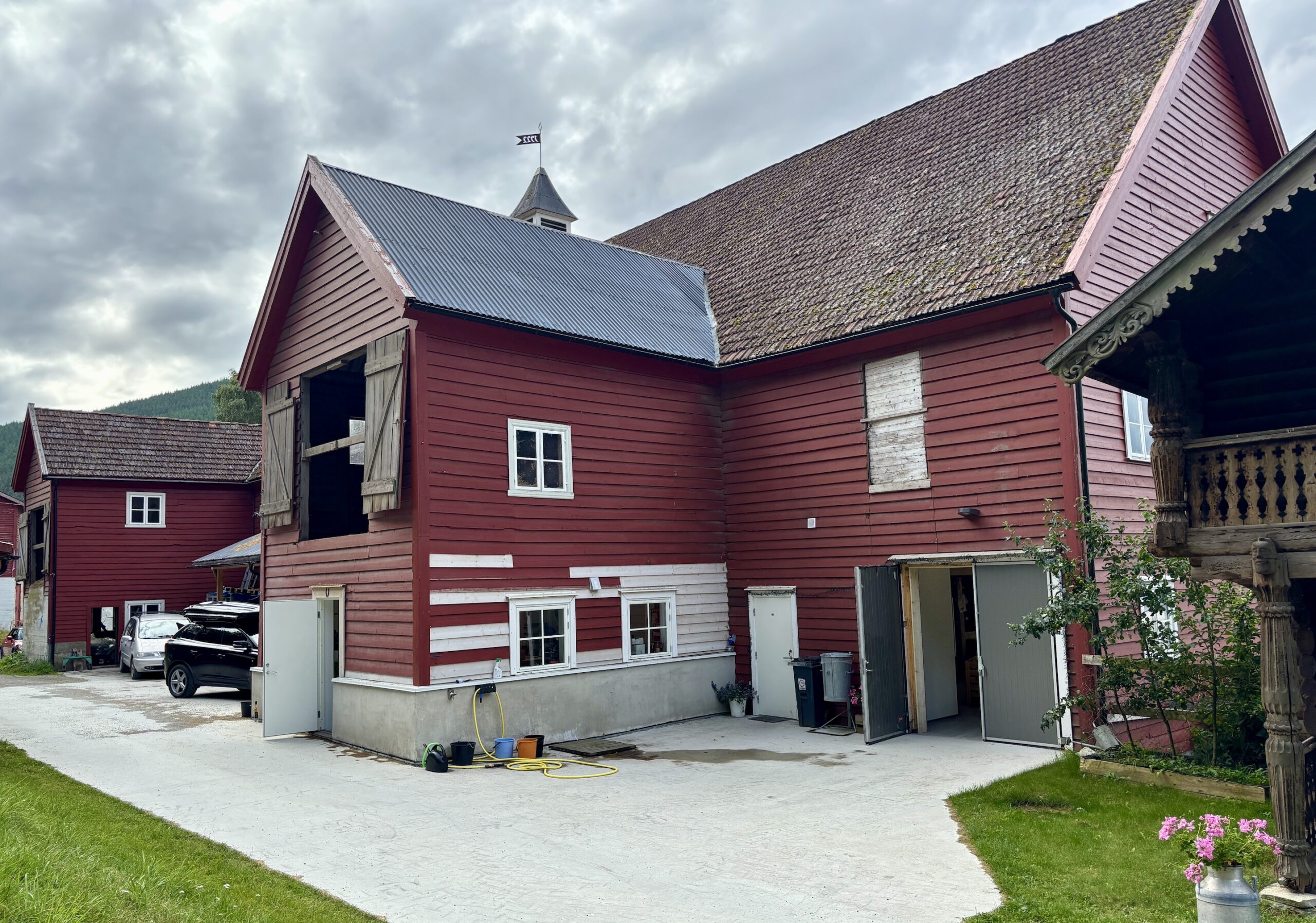 Det nye produksjonslokalet ligg vegg-i-vegg med den gamle låven, som framleis har raud vegg og småruta glas. Foto: Heidi Molstad Andresen / NPK