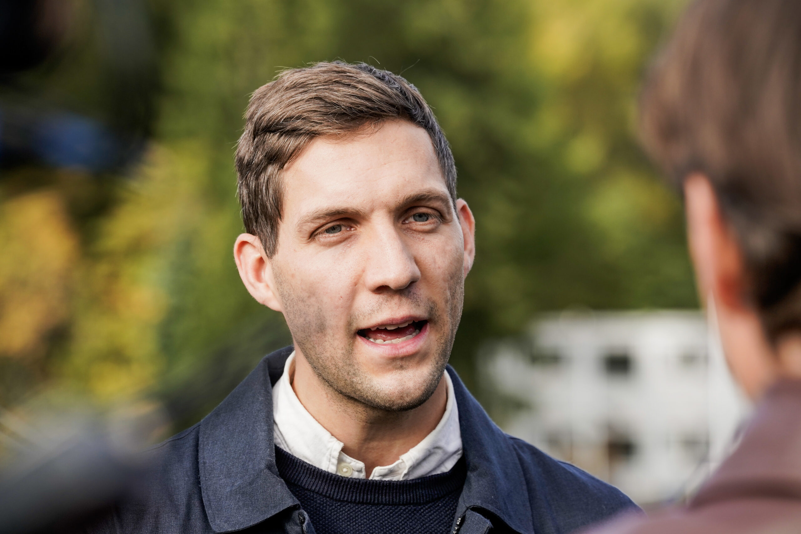 Klima- og miljøminister Andreas Bjelland Eriksen (Ap) opnar for å vurdere ekstraordinære tiltak mot jerven i Luster. Foto: Jonas Fæste Laksekjøn / NTB / NPK