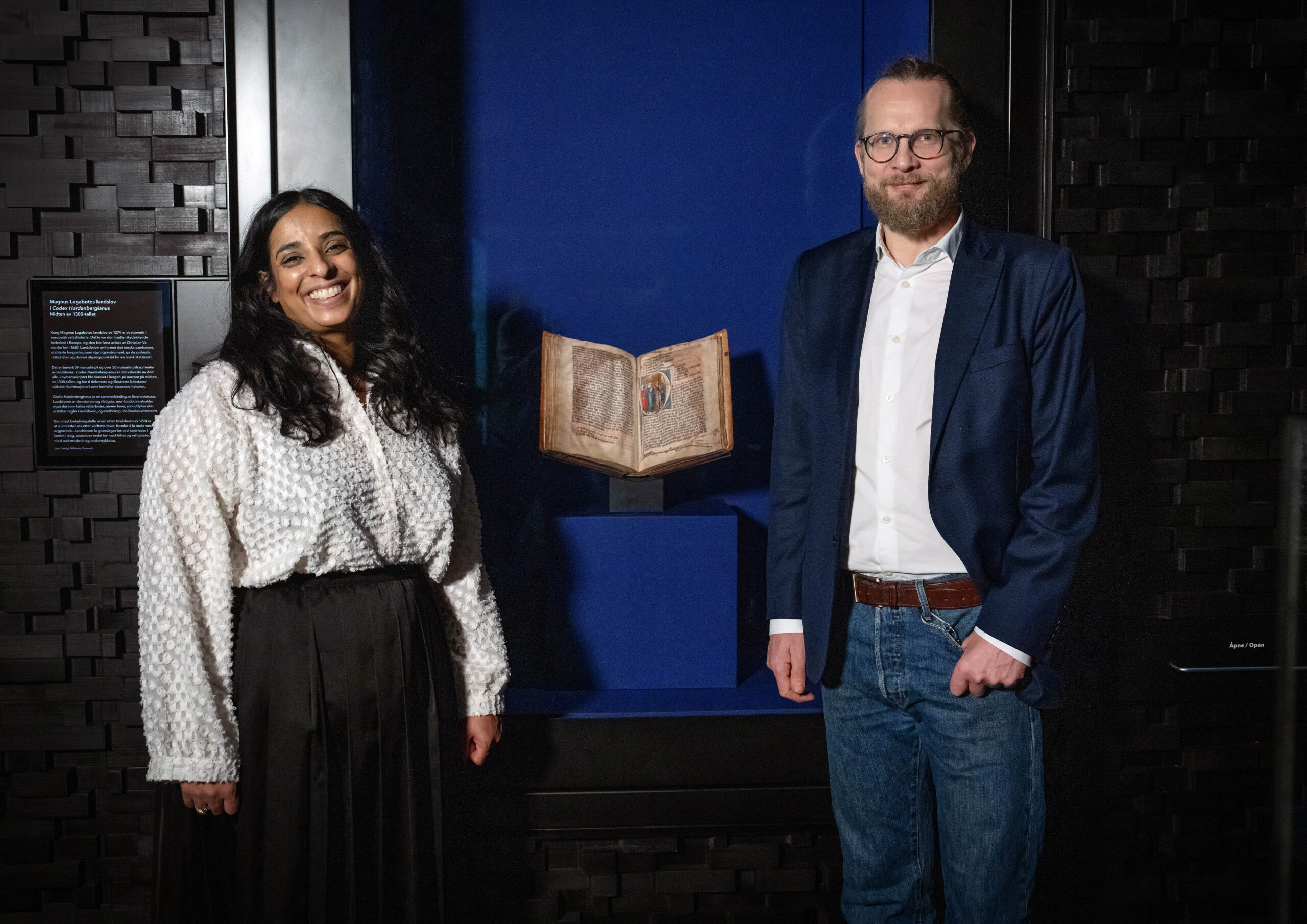 Nasjonalbibliotekar Aslak Sira Myhre og kulturminister Lubna Jaffery med Codex Hardenbergianus, den kjente utgåva av Magnus Lagabøtes landslov, som allereie er på plass i Nasjonalbiblioteket – men berre på lån frå Danmark. Foto: Gorm K. Gaare / Nasjonalbiblioteket
