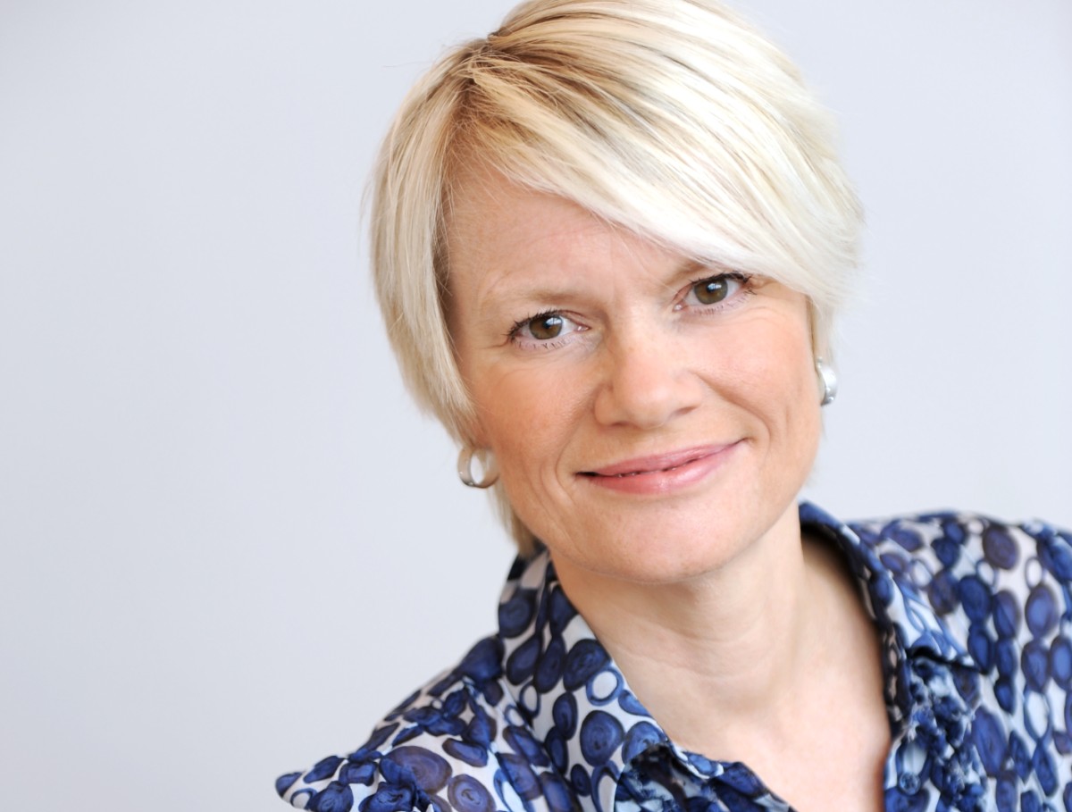 Kommunikasjonssjef Heidi Egede-Nissen i Ventelo oppfordrer publikum til å stemme på hvilken organisasjon som skal få årets julegave fra teleselskapet. Foto: Ventelo