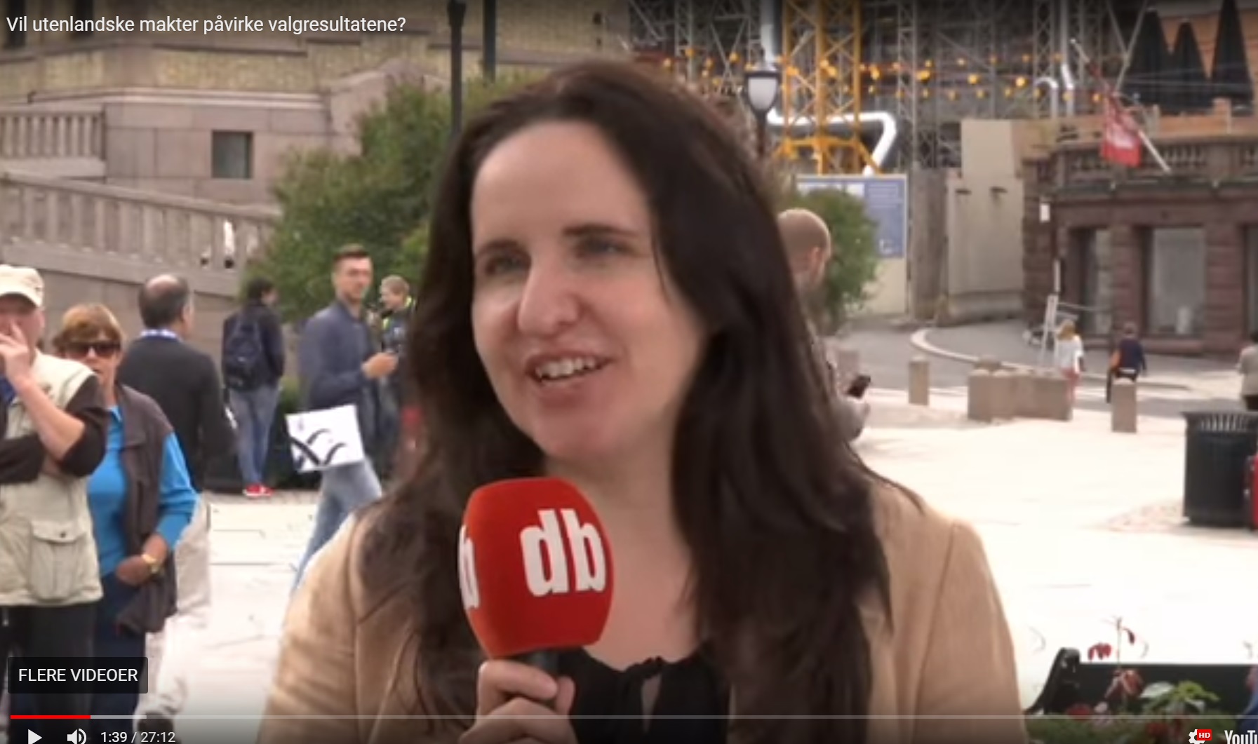 Patricia Aas twitret om det norske systemet for stemmetelling - og ble hørt. Her intervjues hun i en Dagblad-strømming foran Stortinget. Foto: Skjermdump