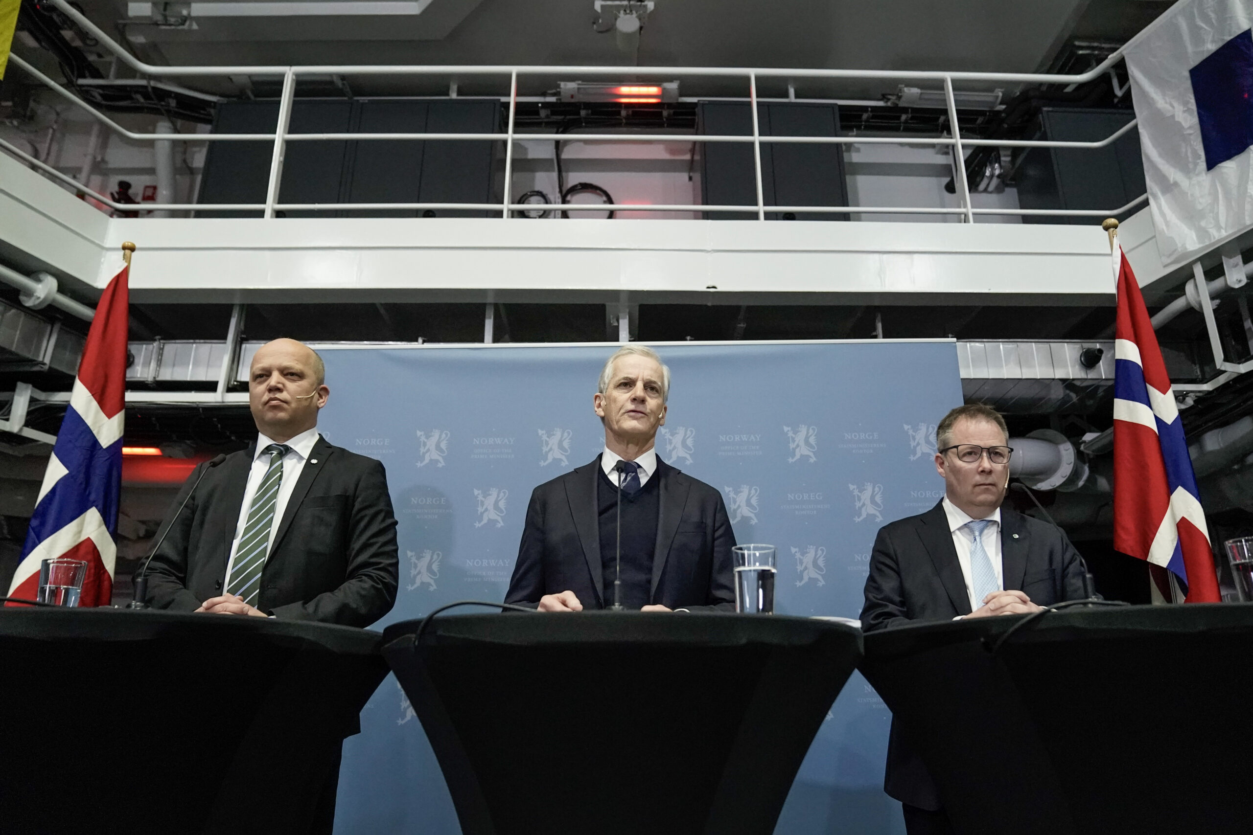 Statsminister Jonas Gahr Støre (Ap), finansminister Trygve Slagsvold Vedum (Sp) og forsvarsminister Bjørn Arild Gram Sp) varsla ei kraftig opprusting då dei la fram langtidsplanen for Forsvaret fredag. Pressekonferansen var lagt til kystvaktskipet KV Bjørnøya som ligg til kai i Oslo. Foto: Stian Lysberg Solum / NTB / NPK