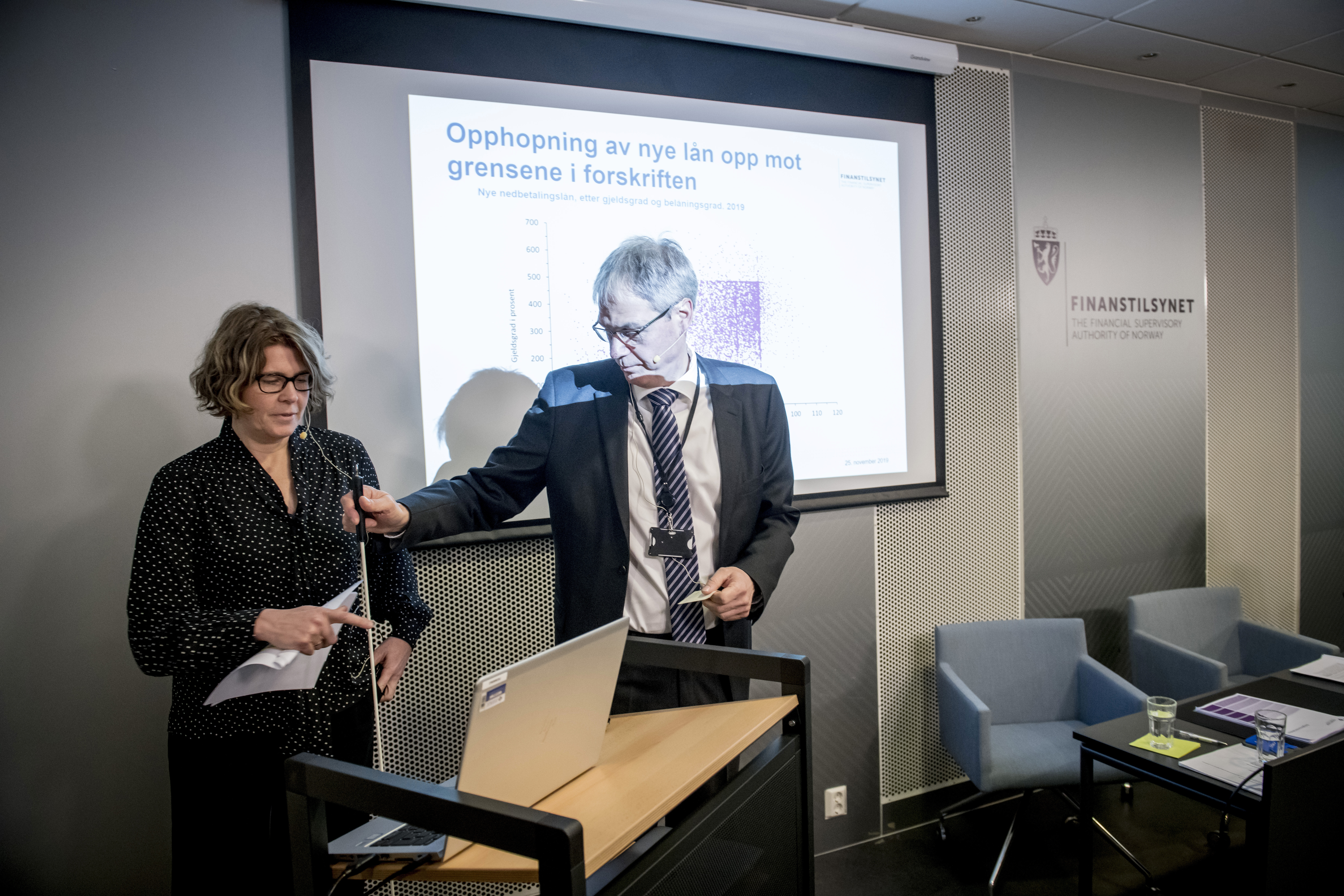 I GRENSELAND: Finanstilsynets boliglånsundersøkelse viser at både låntakere og banker presser maksimalgrensene. Seksjonssjef Thea B. Kloster (tv) og avdelingsdirektør Per Mathis Kongsrud har visualisert låneopphopningen mot forskriftsgrensene.