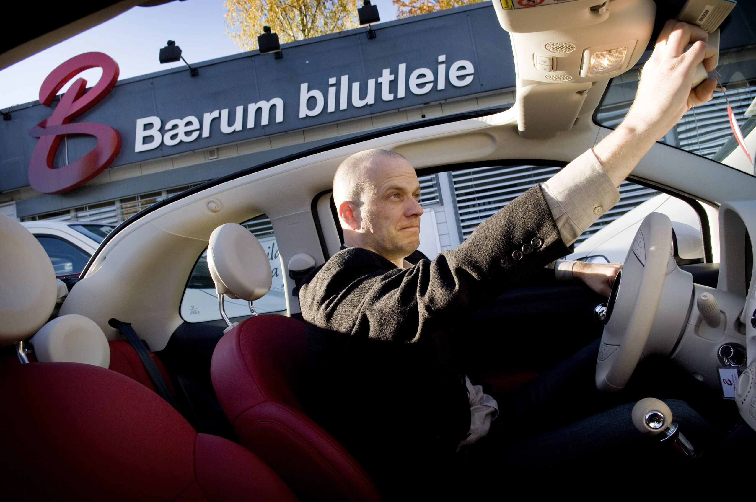 Thomas Beylegaard i Bærum Bilutleie vil ha bort urettferdighetene og likestille avgiften for kjøp og utleie av elbiler. Foto: Gorm K. Gaare.