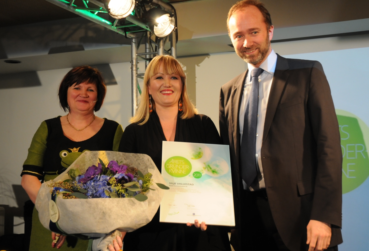 Årets kvinnelige gründer Silje Vallestad omkranset av Innovasjon Norge-sjef Gunn Ovesen og næringsminister Trond Giske. Foto: Kaja Aanstad