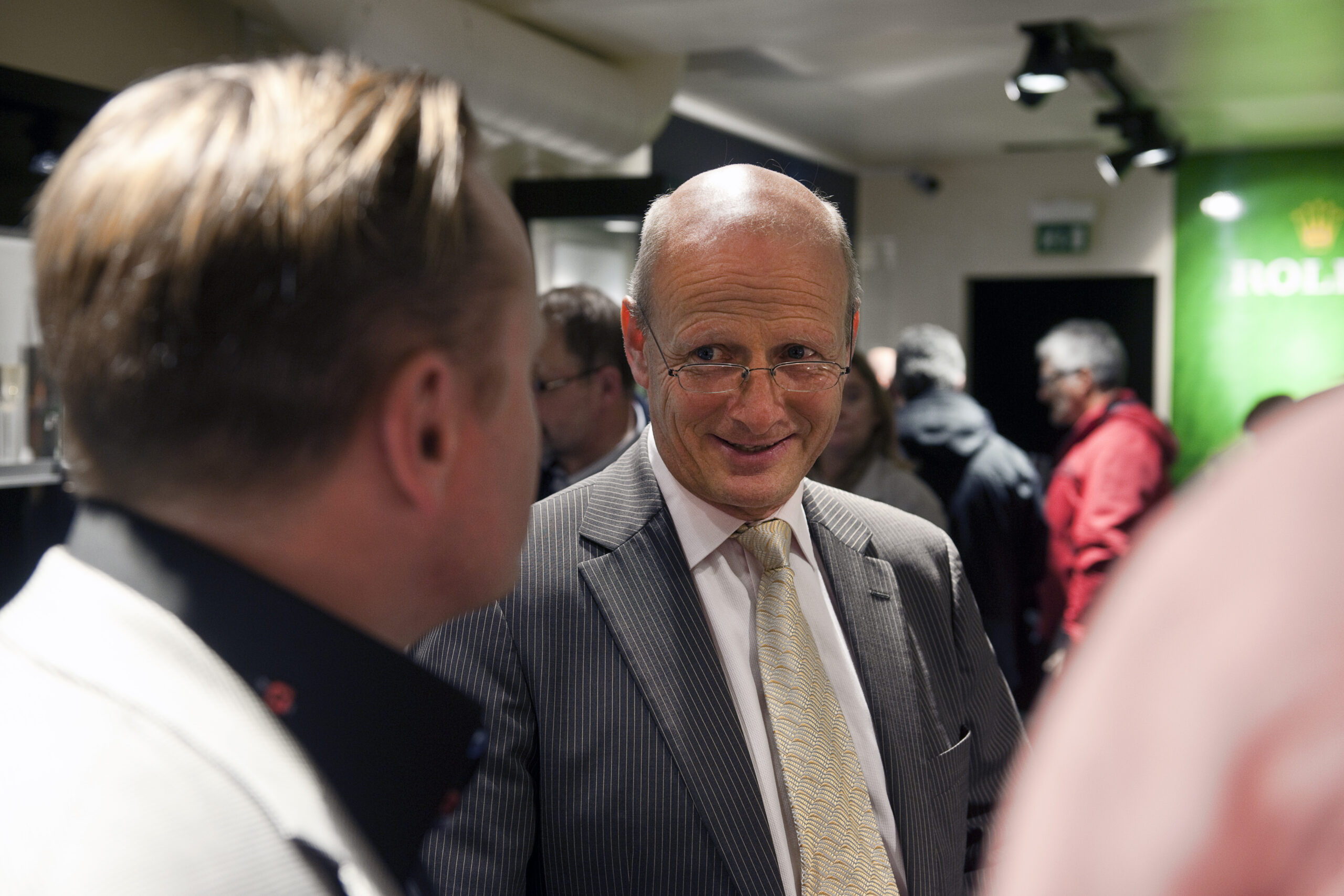 Urmaker Halvor Bjerke mener rødt gull alene eller i kombinasjon med andre materialer vil bli den nordiske klokketrenden i 2011. Foto: Jonas Bostrøm