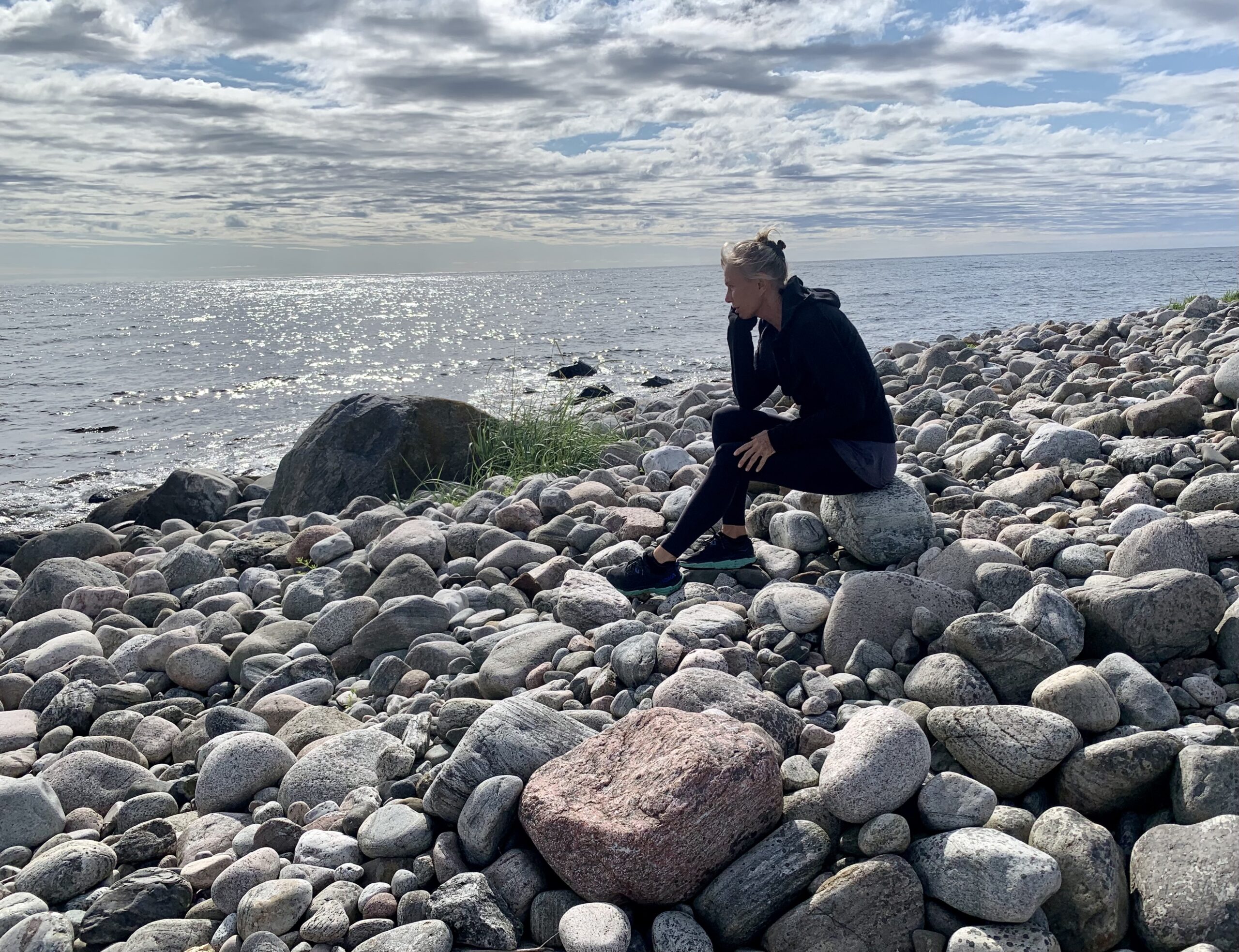– Jeg bøyer meg i takknemlighet over å få være den jeg er, uten at noen gir meg store problemer med det, skriver Bodil Fuhr.  Foto: Anne Lill Eide.