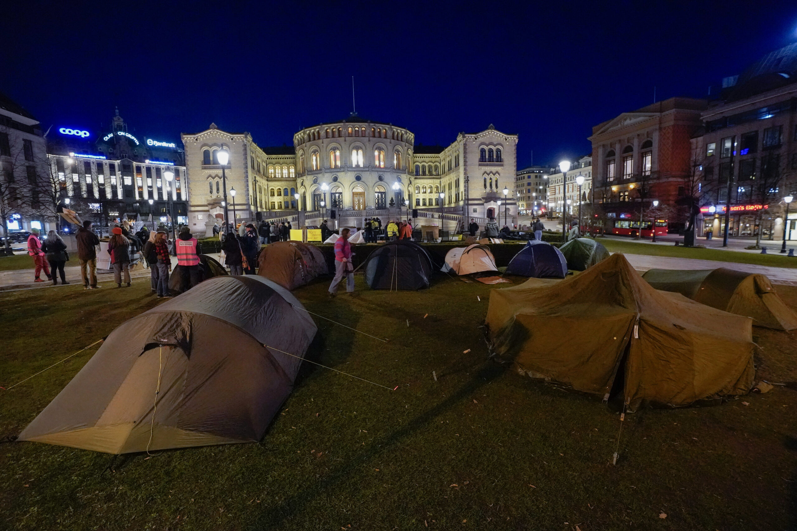 Bønder frå heile landet har slått opp telt utanfor Stortinget for å demonstrere før det skal stemmast over den omstridde inntektsberekninga for landbruket. Foto: Lise Åserud / NTB / NPK