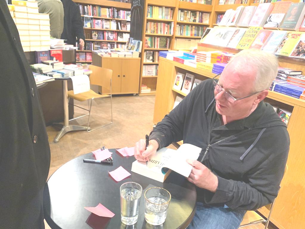 Bret Easton Ellis signerer bøker på Litteraturhuset i Oslo i februar 2023.