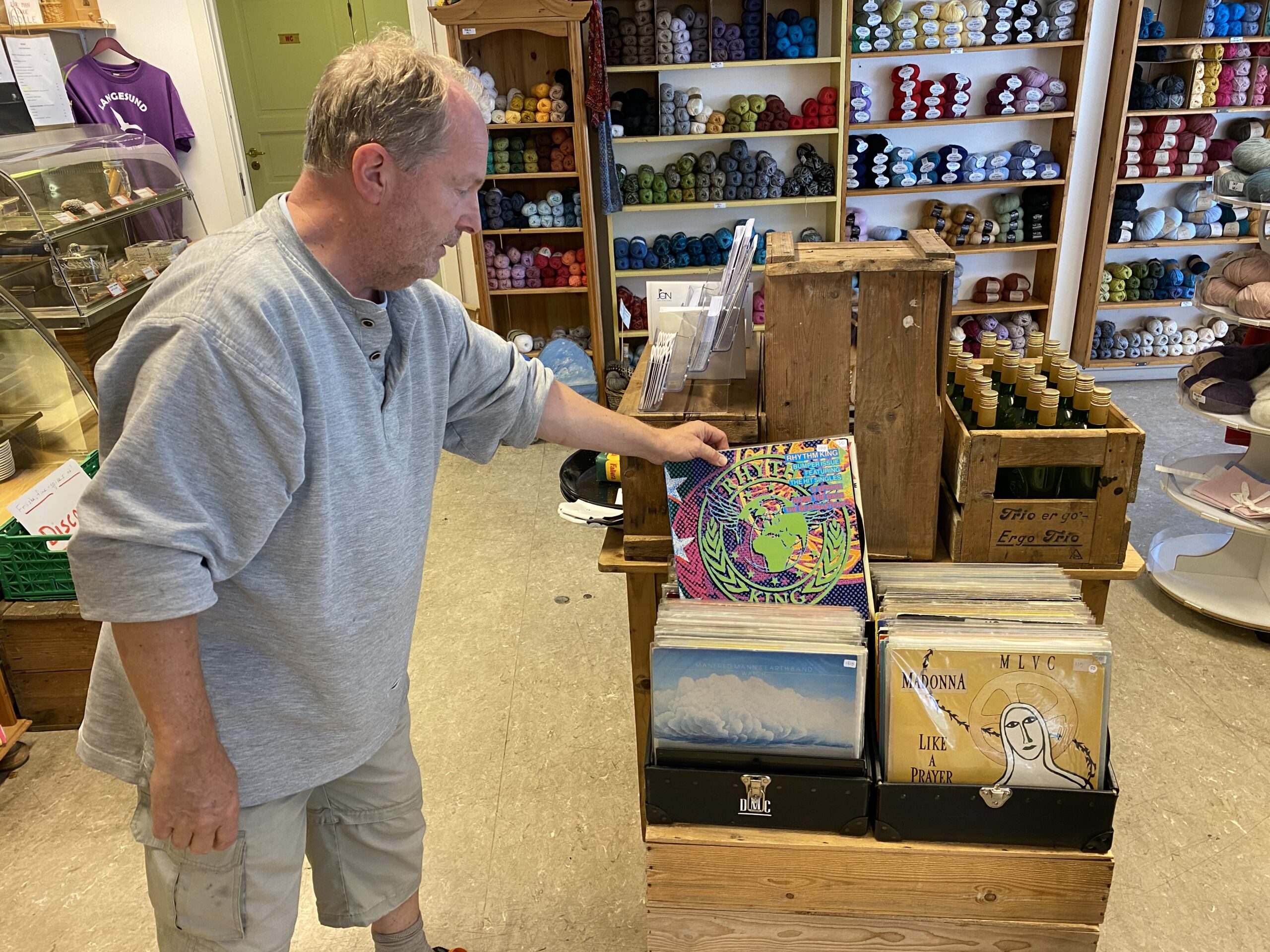 Ein finn også vinylplater inne på Langesund Landhandel, som Dag Yngland her dokumenterer.  Foto: Magne S. Otterdal.