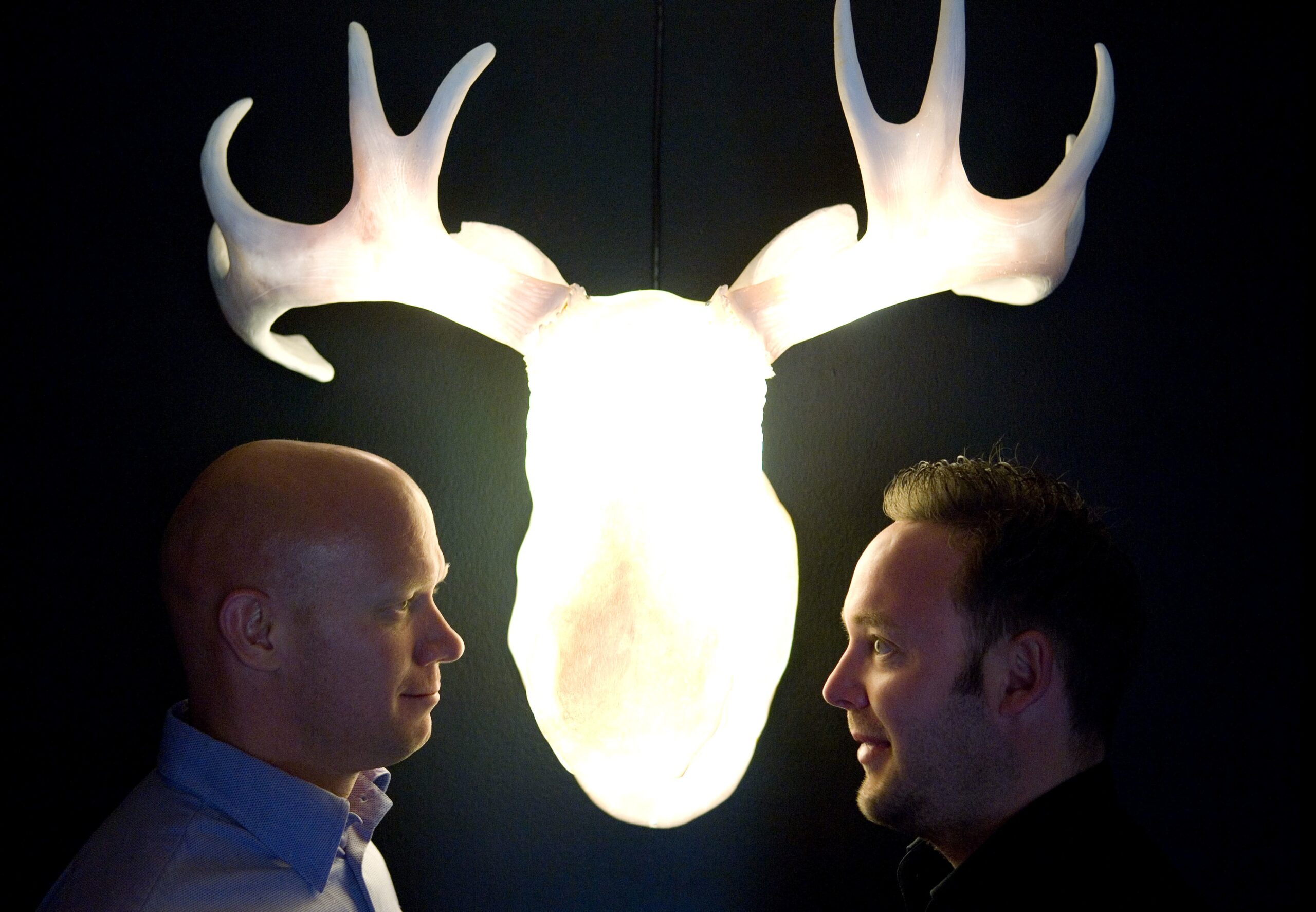Erlend Lappegard (t.v.) og Ove Rogne har funnet sin versjon av elg i solnedgang, vegglampen Moo, som er designet av Trond Svendgård og Ove Rogne.