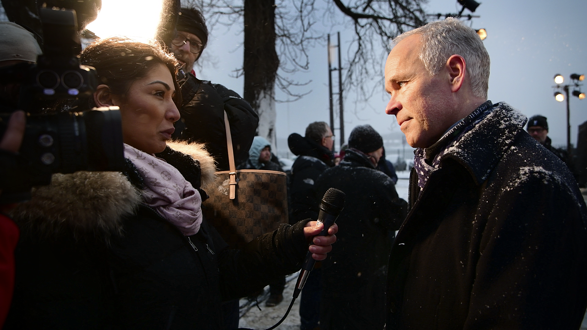 UTE ER DET KALDT: Kunnskaps- og inkluderingsminister Jan Tore Sanner intervjues av Nevimos Norvego-reporter Safira Josef og fotograf Daniel Kwiek under Holocaustdagen 2019.