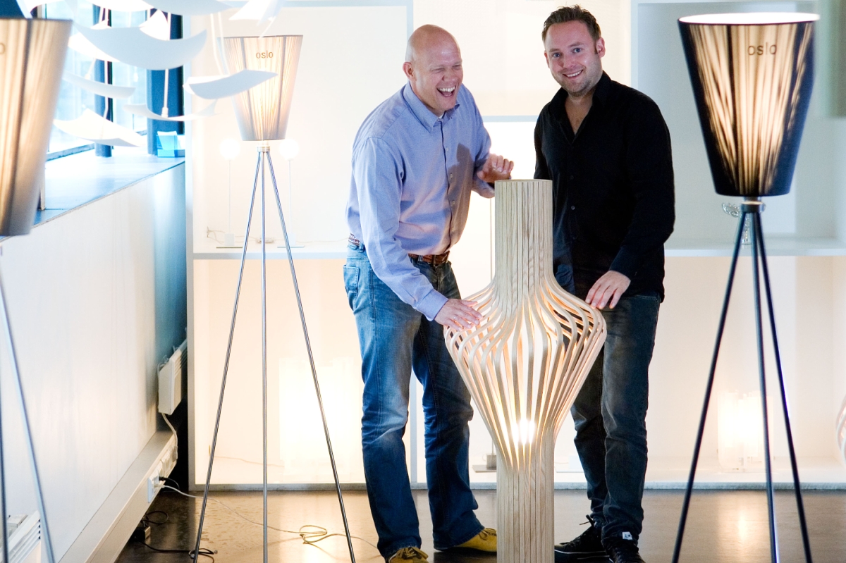 Erlen Lappegaard og Ove Rogne i Northern Lighting med den prisvinnende lampen Diva. Foto: Gorm K. Gaare
