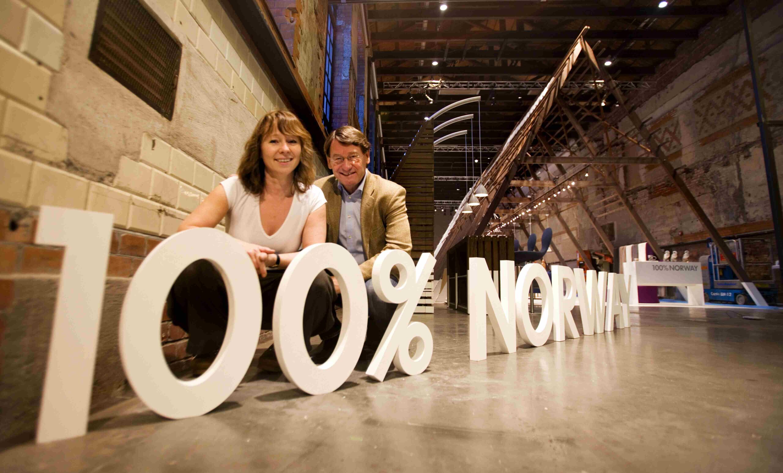 Hundre prosent.Kurator Benedicte Sunde og Norsk Designråds Jan R. Stavik åpner DogA-dørene for 100% Norway. I bakgrunnen ”Fiskehjelle”, en designstruktur av StokkeAustad som de siste to årene har stått på utstillingen i London. Foto: Johnny Syversen
