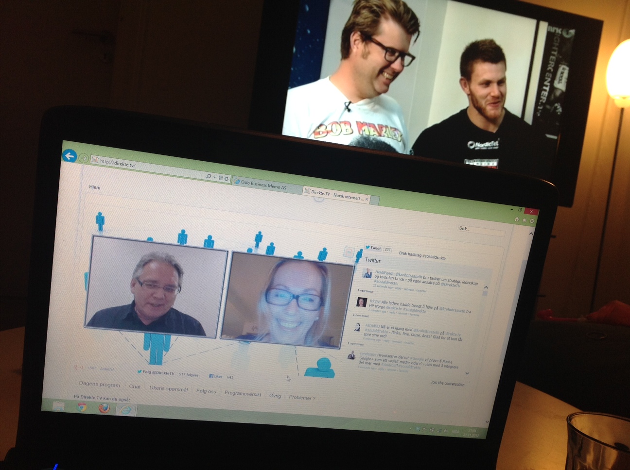 Prime time hver onsdag: På laptopen i forgrunnen intervjuer programleder Morten Myrstad HP-sjef Anita Krohn Traaseth i #sosialdirekte mens NRK-programmet "Normal Galskap" med Arne Sende Osen pågår i bakgrunnen.