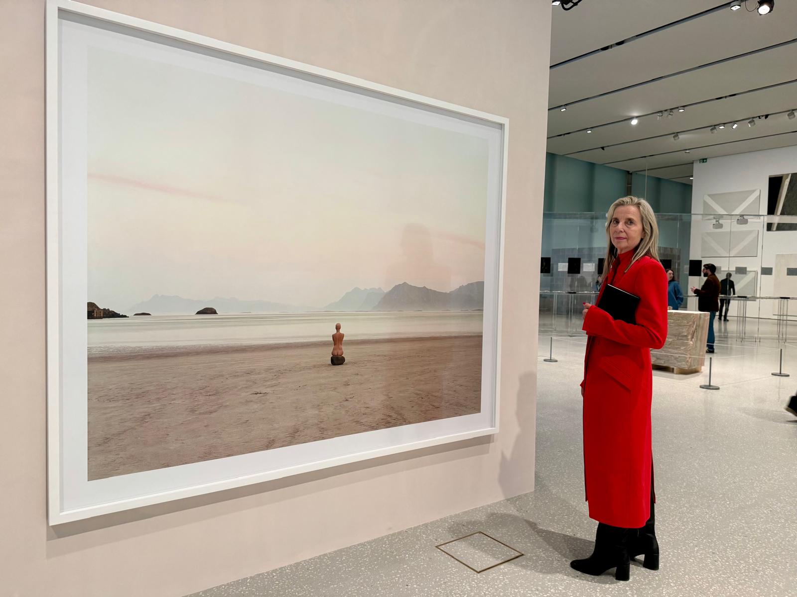 Dolven ved fotografiet I am South (2003)