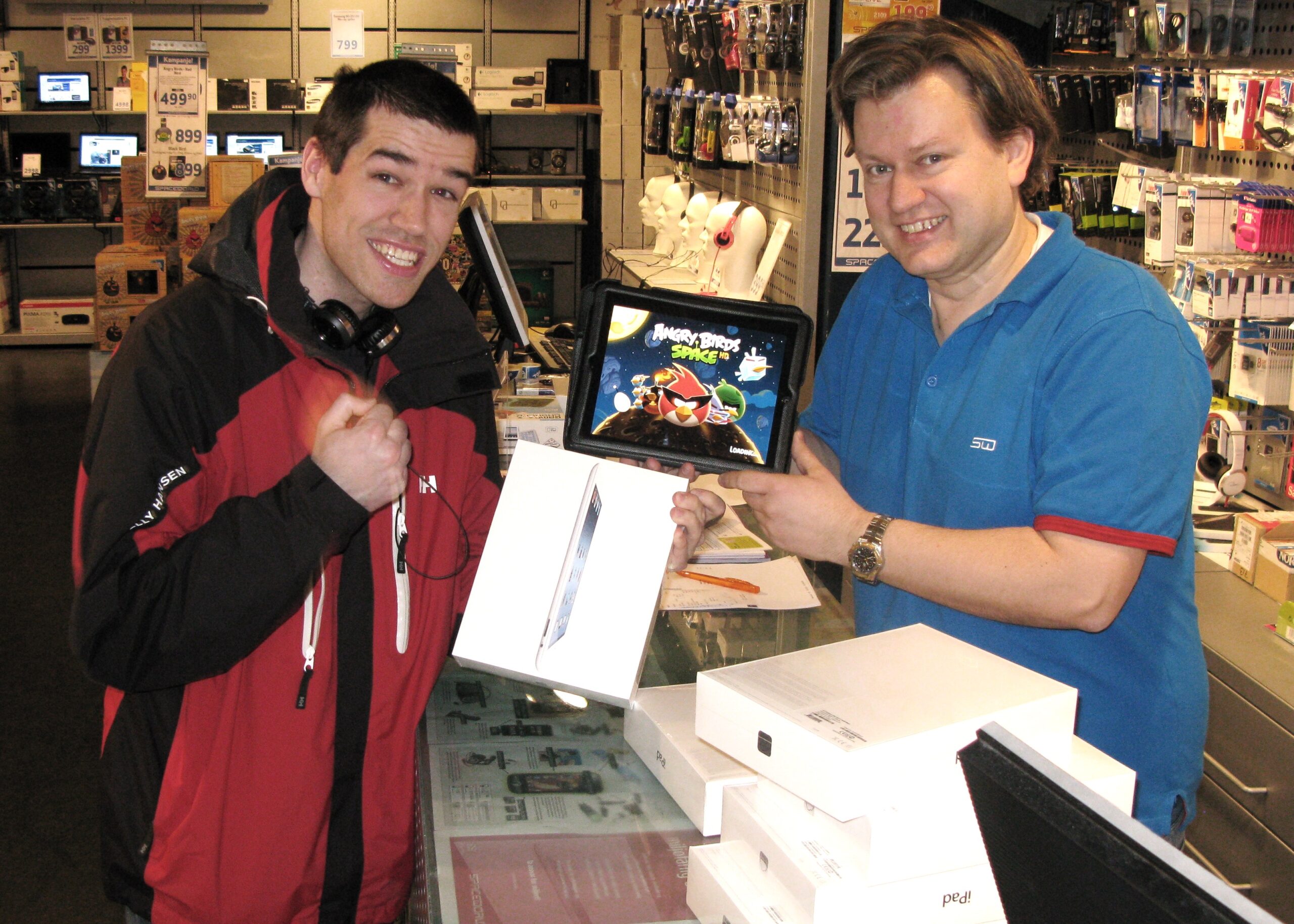 Butikksjef Thor Benny Bøe på Spaceworld Stovner Senter fikk tildelt en kartong med 20 iPad, og kunde Marcin Niziol (tv) teller på knappene om han skal satse på denne eller vente til den nye Samsung-paden kommer til sommeren.