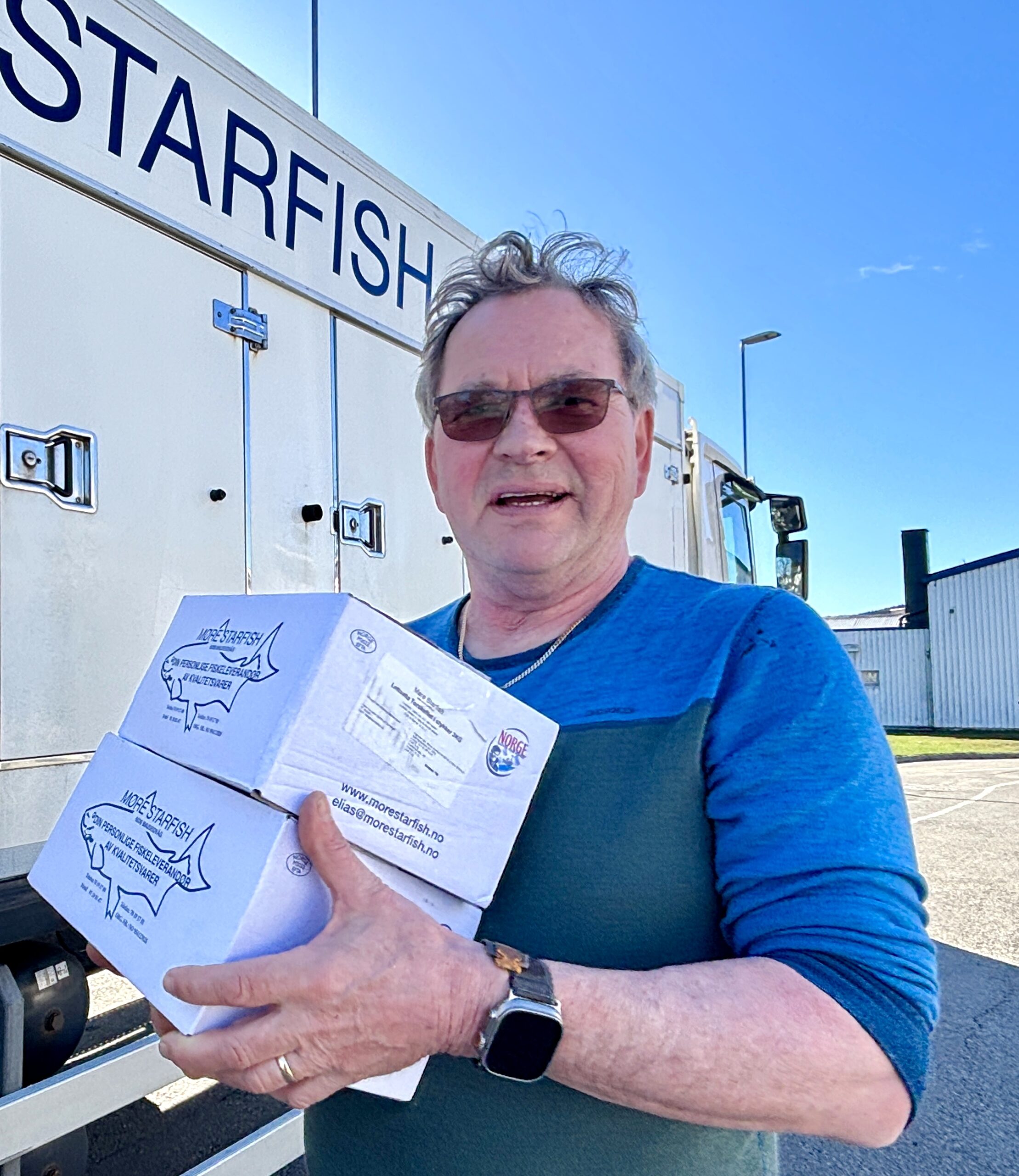 Elias Måseidvåg starta opp fiskebilen i 1993. I dag hamnar varene hans på middagsbord i 200 kommunar frå Lindesnes i sør til Steinkjer i nord. Foto: Heidi Molstad Andresen / NPK