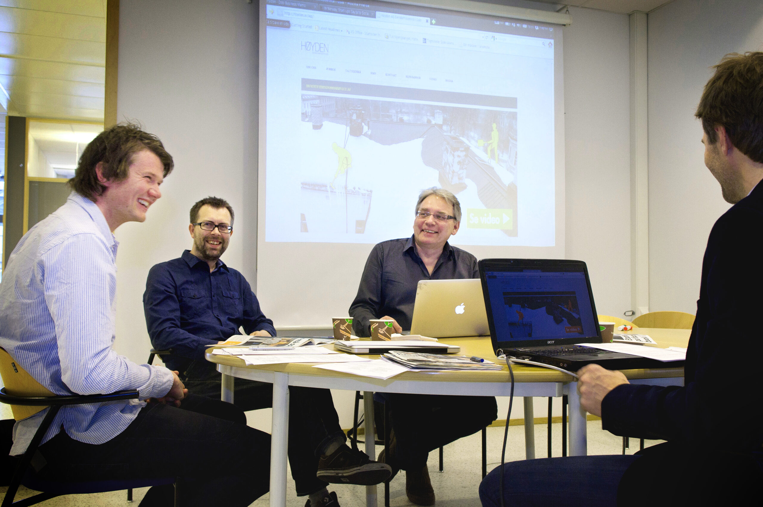 Høyden-gründer Erlend Siem er på jakt etter gode råd, her i møte med BIs Thomas Hoholm (i midten) og Oslo Business Memos Morten Myrstad. Foto: Kristian Harby