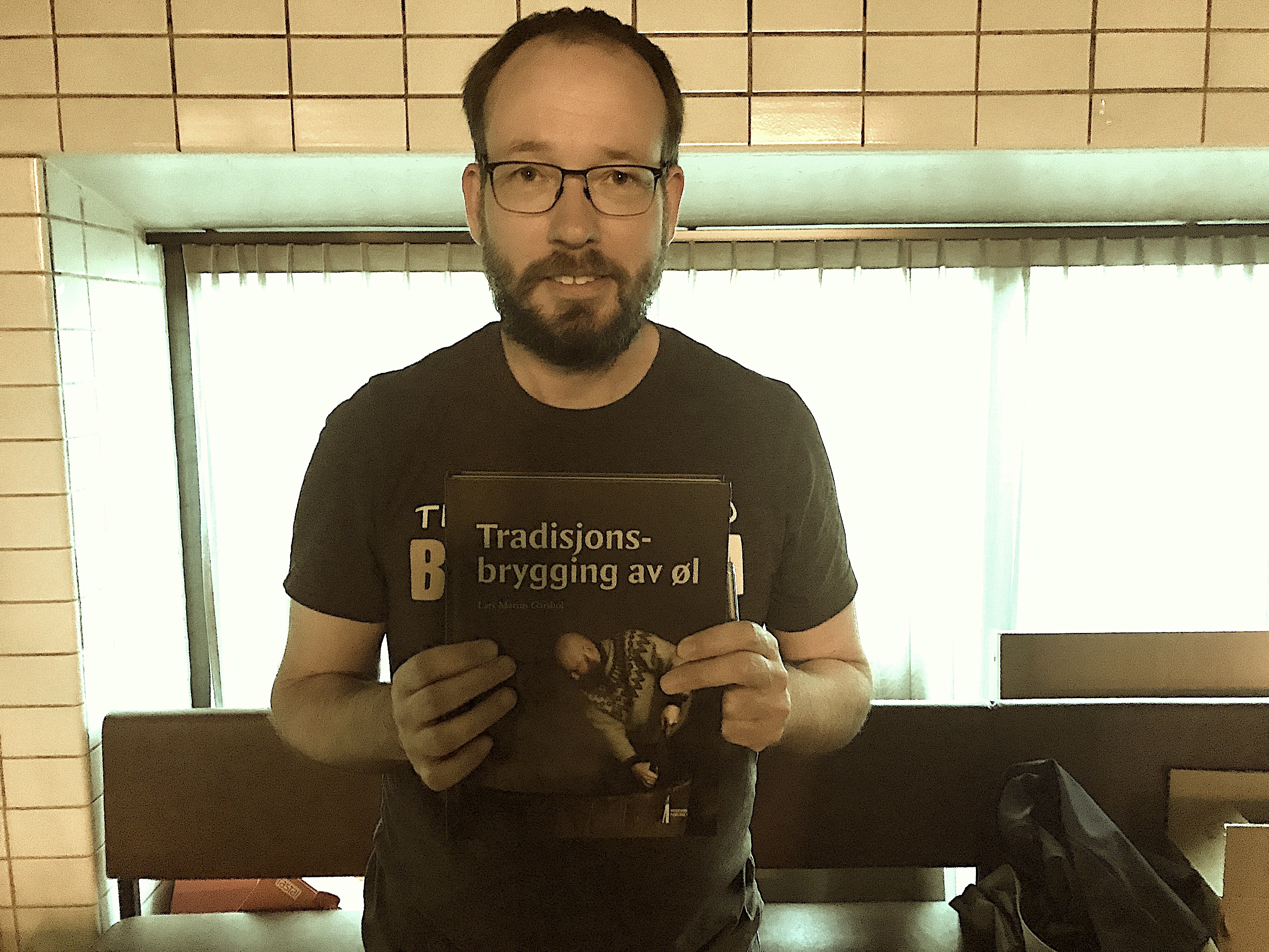 Lars Marius Garshol med boka om tradisjonsbrygging av øl. Foto: Sverre Bjørnholt