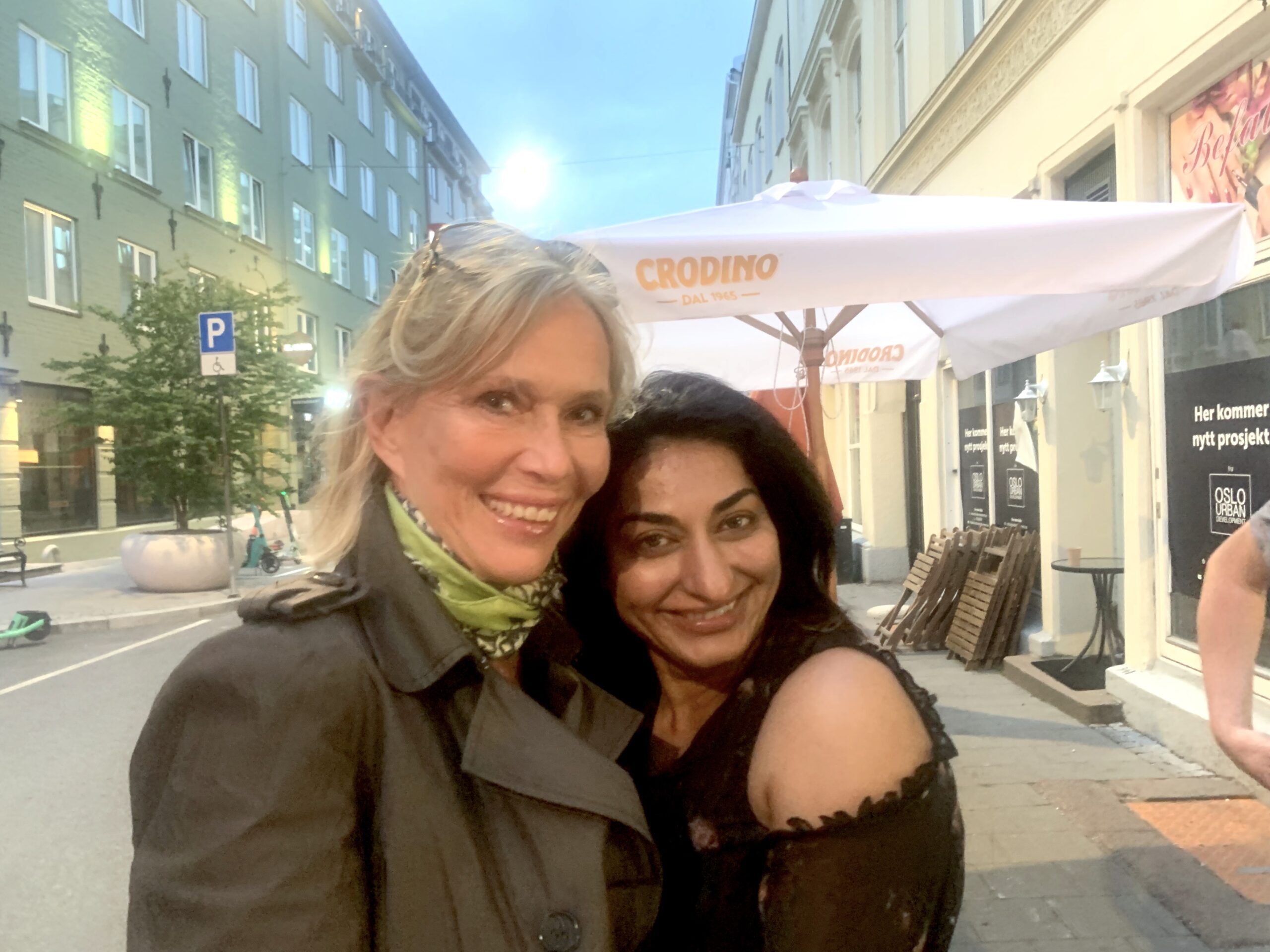 Bodil Fuhr og Shabana Rehman i Dronningens gate midtsommers 2021 - den gangen Shabana gledet seg til å bli renvasket for påstandene om misbruk av statens midler i Født Fri.