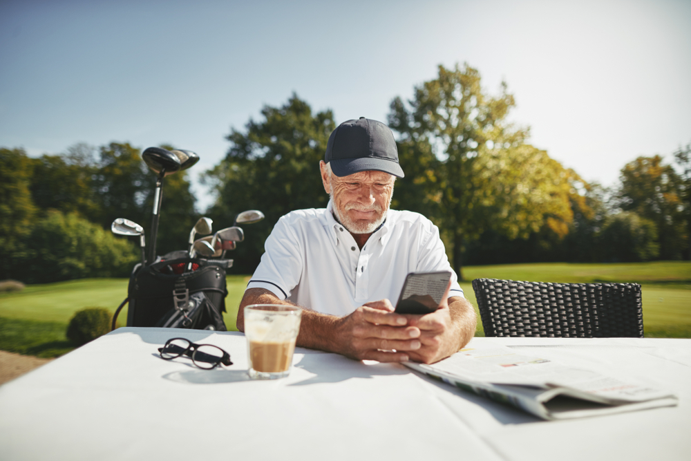 Den nye some-appen Clubhouse øker raskt på iphoner verden rundt. På appen myldrer det av møter, eksempelvis har også golferne funnet seg til rette i dette dialogformatet. Foto: Shutterstock.
