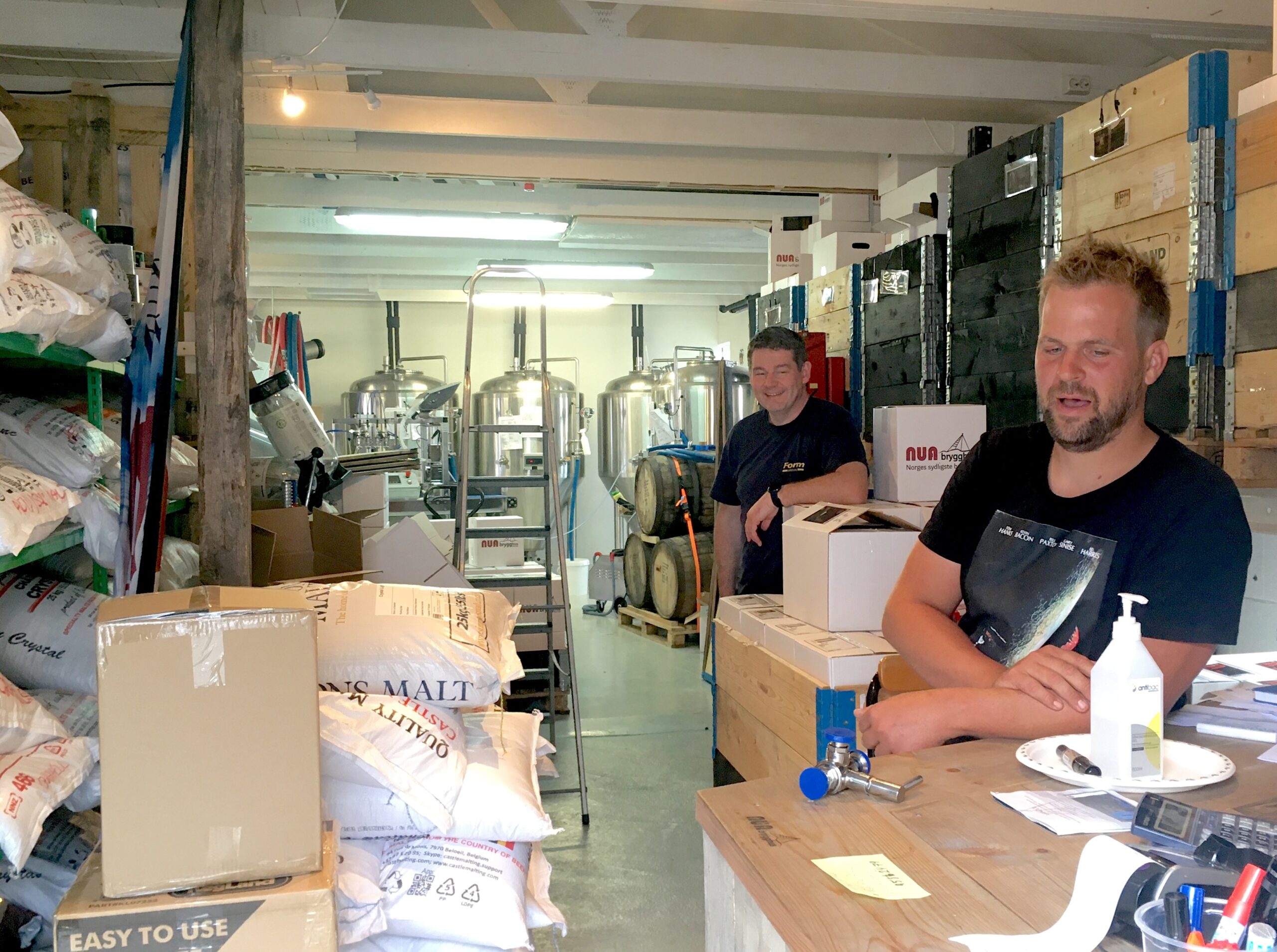 Kompisene Truls Holte (til høyre) og Eskil Schanche (venstre) driver hobbybryggeriet Nua, som ikke var mer hobby enn at deres Jazzøl bidro til stemningen under den åttende utgaven av Mandalsjazzen.