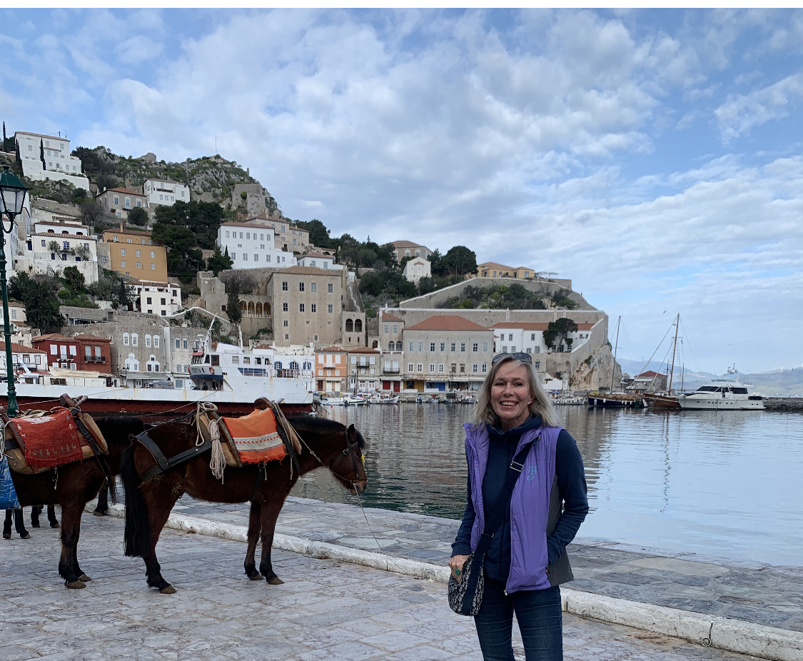 Bodil Fuhr klatret opp på toppen av fjellet på Hydra. Der kom hun i prat med en velstående greker med putinsympatier. Foto: Aili Strømsted