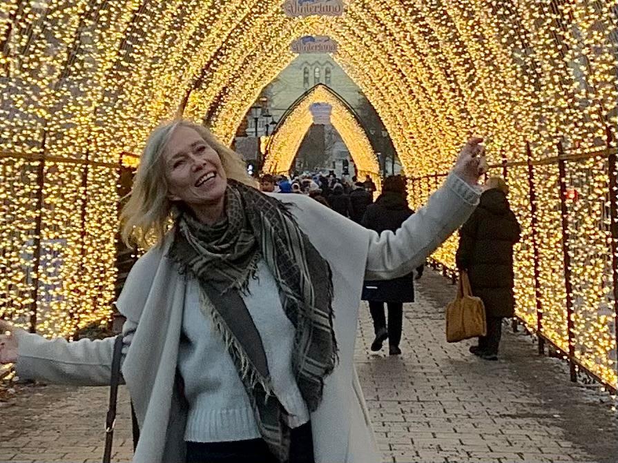 – Kanskje best å holde seg til adventstidens enkle budskap, skriver Bodil Fuhr. Her er hun i julestemningens hovedstad.