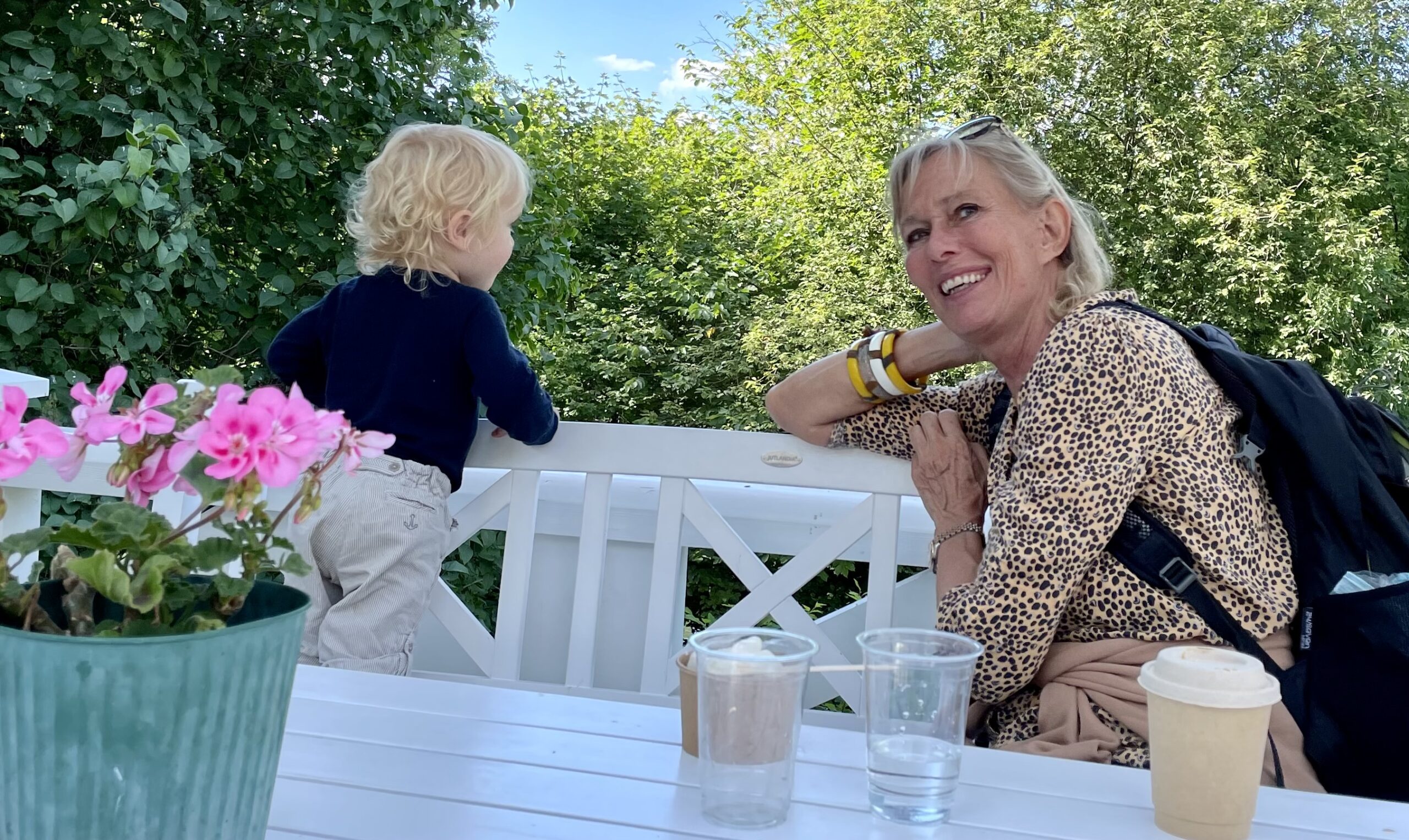 Bodil Fuhr med sitt barnebarn. Det kan utløse den storartede følelsen, skriver hun. Foto: Privat.