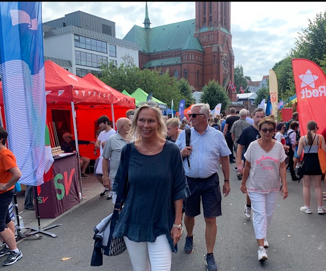 Mye rødt for penga på paradeplass i Pollen under Arendalsuka 2022.