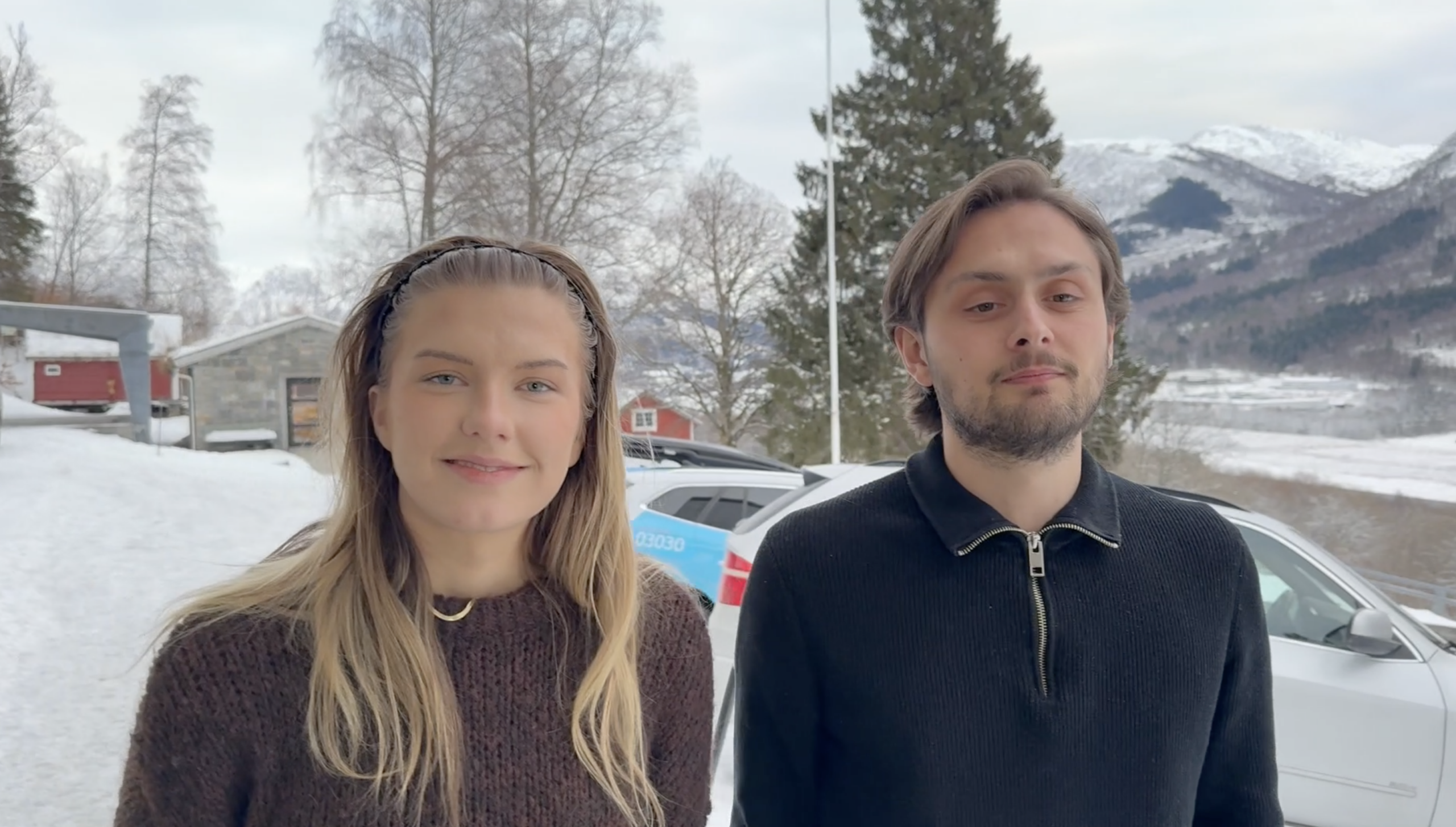 – For meg er nynorsk norsk, seier den unge journalisten Julie Haugen frå Hornindal. Ho og kollega Jarand Aga Baas frå Aga er superinspirerte av Jon Fosse. Sjå kva dei og fleire andre elles seier i videodokumentaren om kva Fosse betyr for nynorskfolket. Foto: OBM/NPK