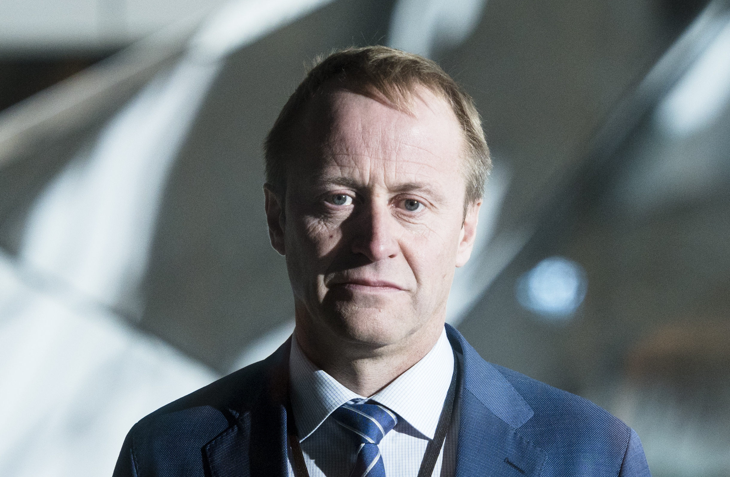 Hvitvaskingsekspert Roar Østby er bekymret over holdningene og ressursene i små lokalbanker, som har det han kaller «kirketårnprinsippet»: De tar ikke kunder utover de de kan se fra kirketårnet. – Dette har vært et problem i hele hvitvaskingsregimet. Bankene tror de kjenner kundene sine, men det gjør de ofte ikke på den måten hvitvaskingsregelverket krever. Foto: Skjalg Bøhmer Vold.