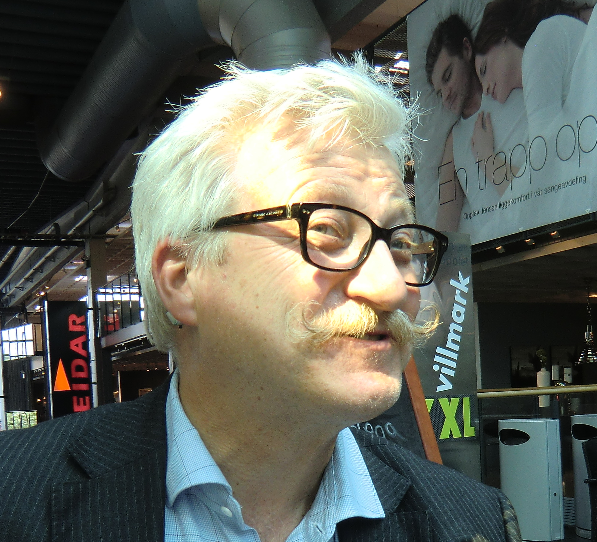 Hans Georg Helberg klarer seg fint med tre-fire apper på mobilen. Foto: Tellef Øgrim