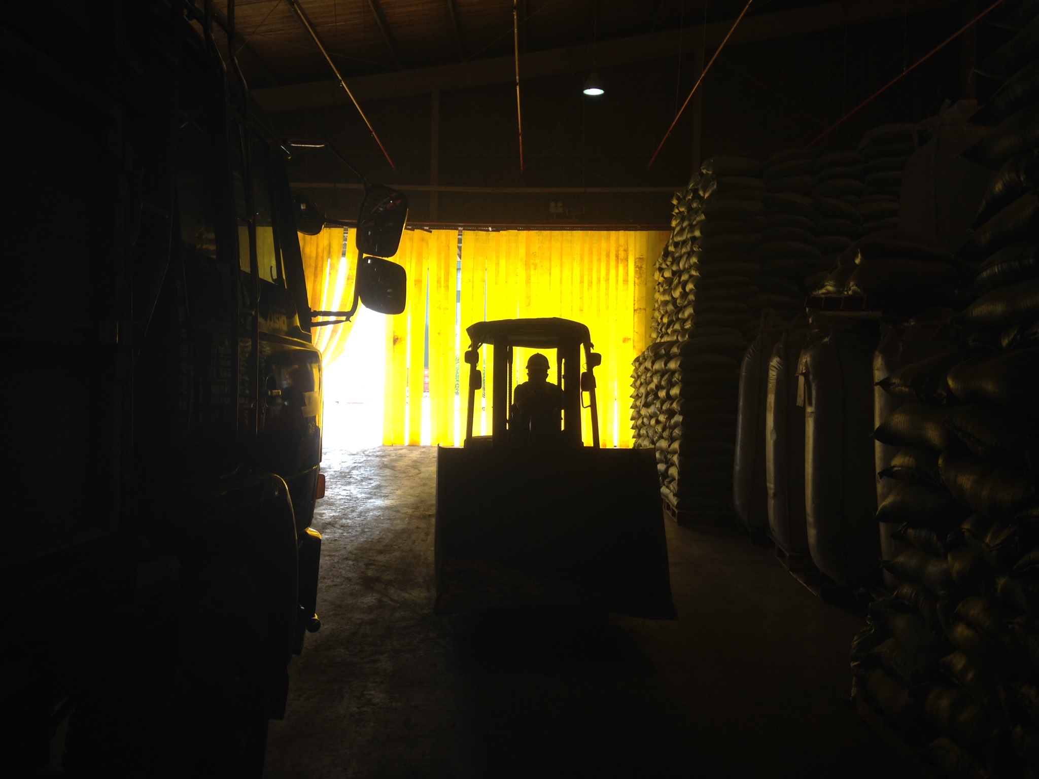 Mechanic noise from heavy machinery plays its own rhythm. At the same time, it´s both unpleasant and sort of soothing. The five-storey factory tower is a labyrinth of mixers, dryers, pipelines, cutting edge screen control systems and speedy conveyor belts.