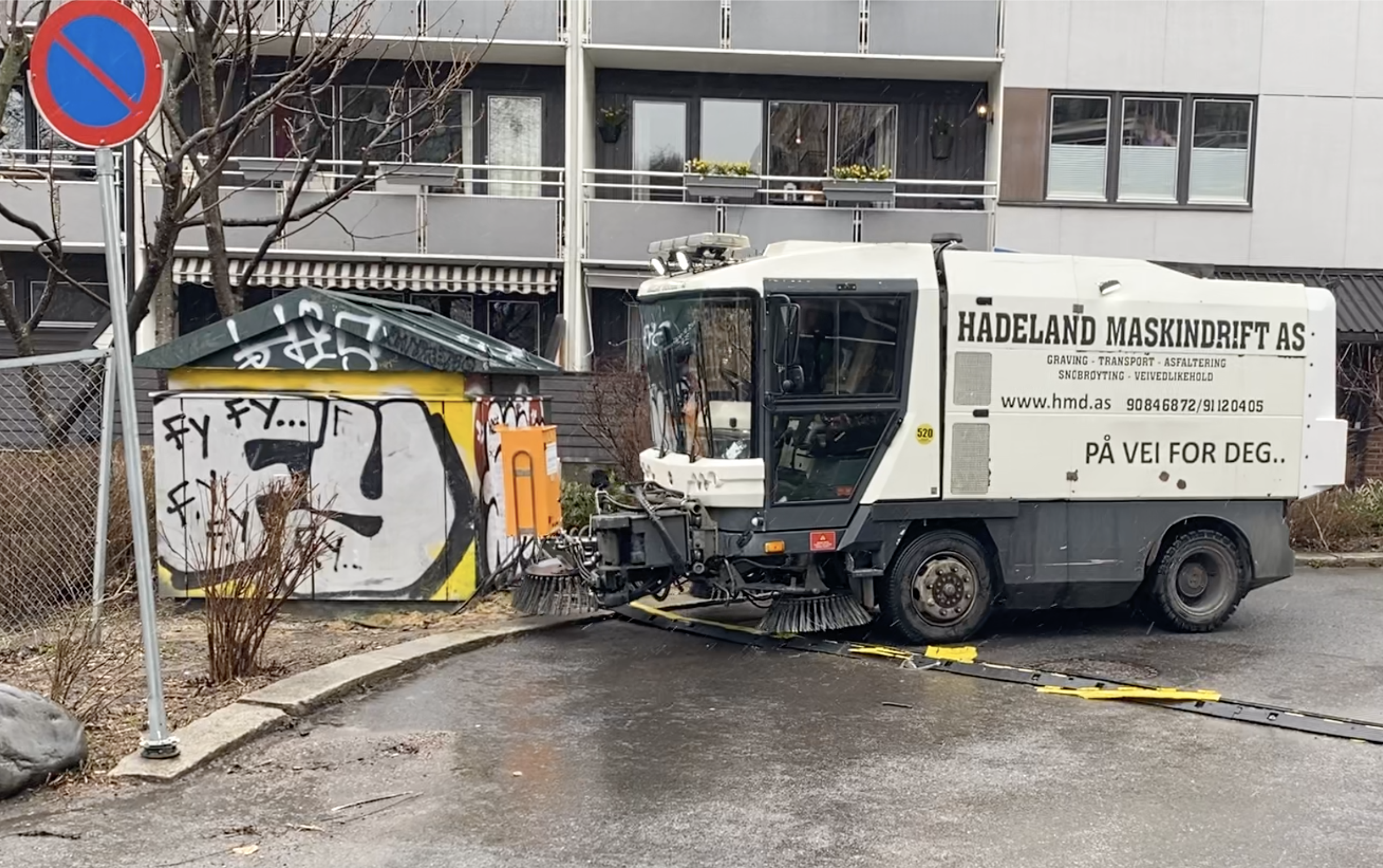 Det går unna i hektiske apriluker når Oslos sikreste vårtegn setter inn - det vil si vasking og feiing av gatene. Foto: OBM.