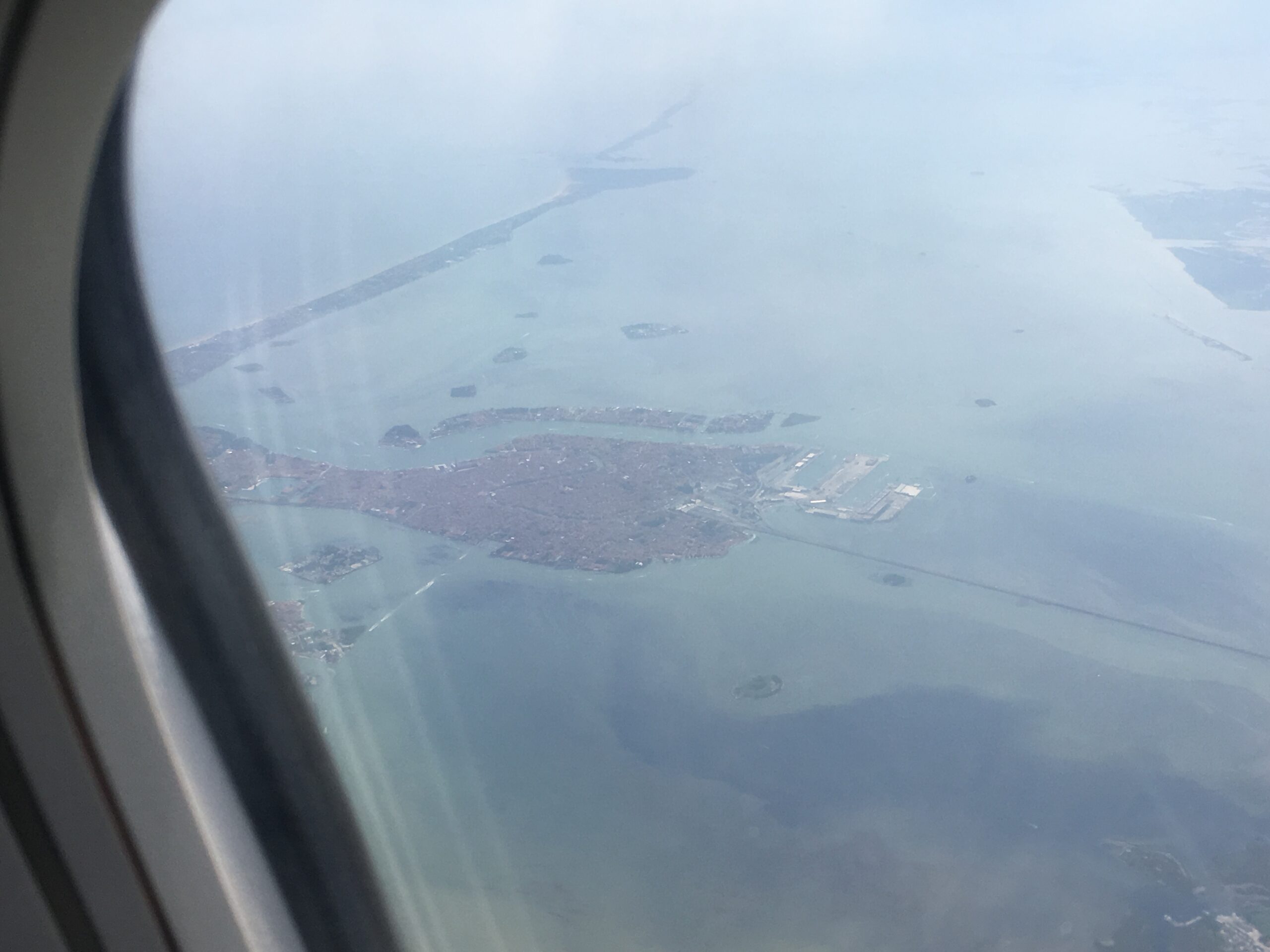 For mange er å reise blitt en fjern drøm. Slik ser det ut fra vindussetet etter take-off fra Venezia. Foto: Kristin Flood.