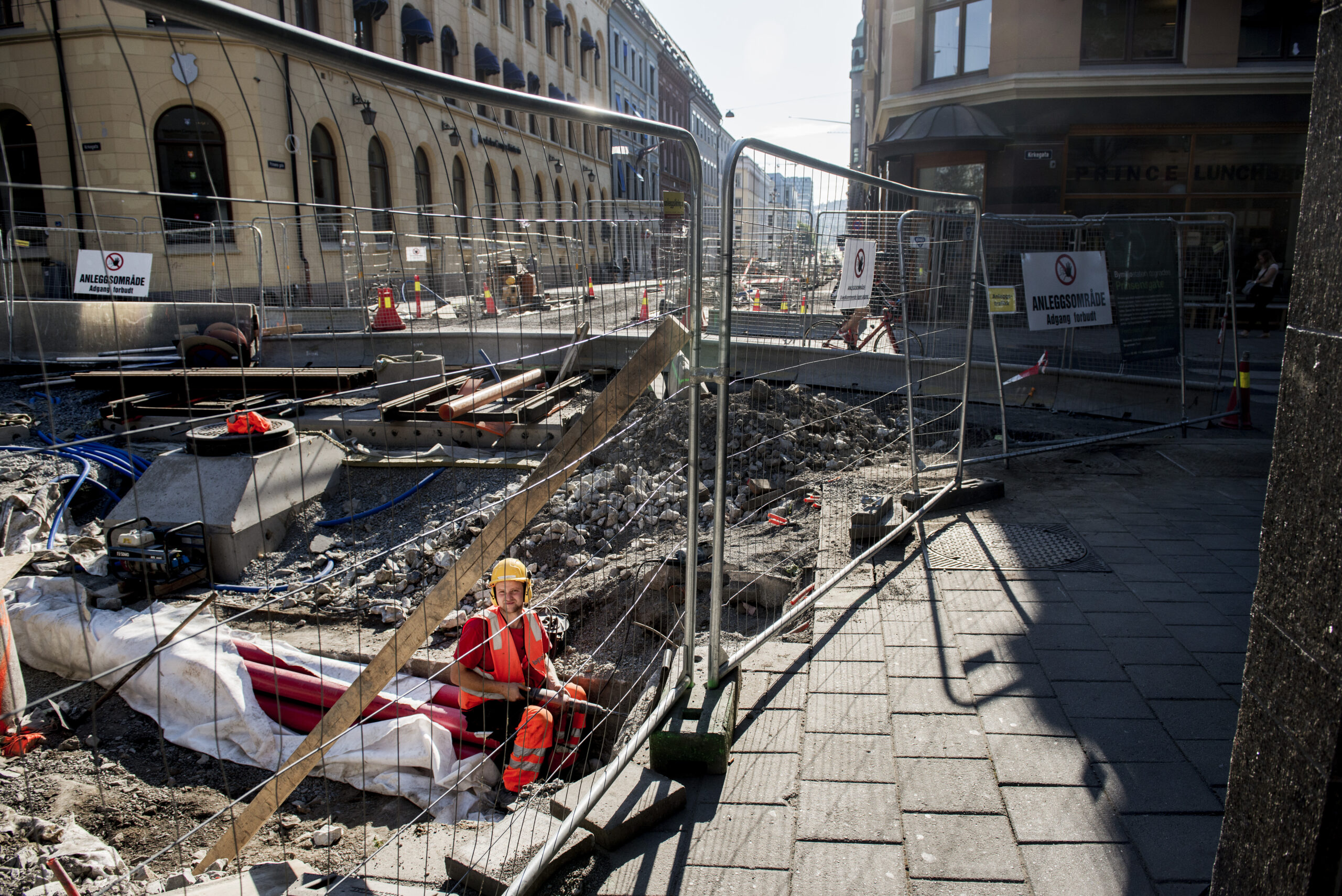 Når næringsdrivende er villige til å satse og stå an av gjennom byens nødvendige infrastrukturelle oppussing, bør ikke mangel på vilje til problemløsning i lokalbyråkratiet legge sten til byrden.