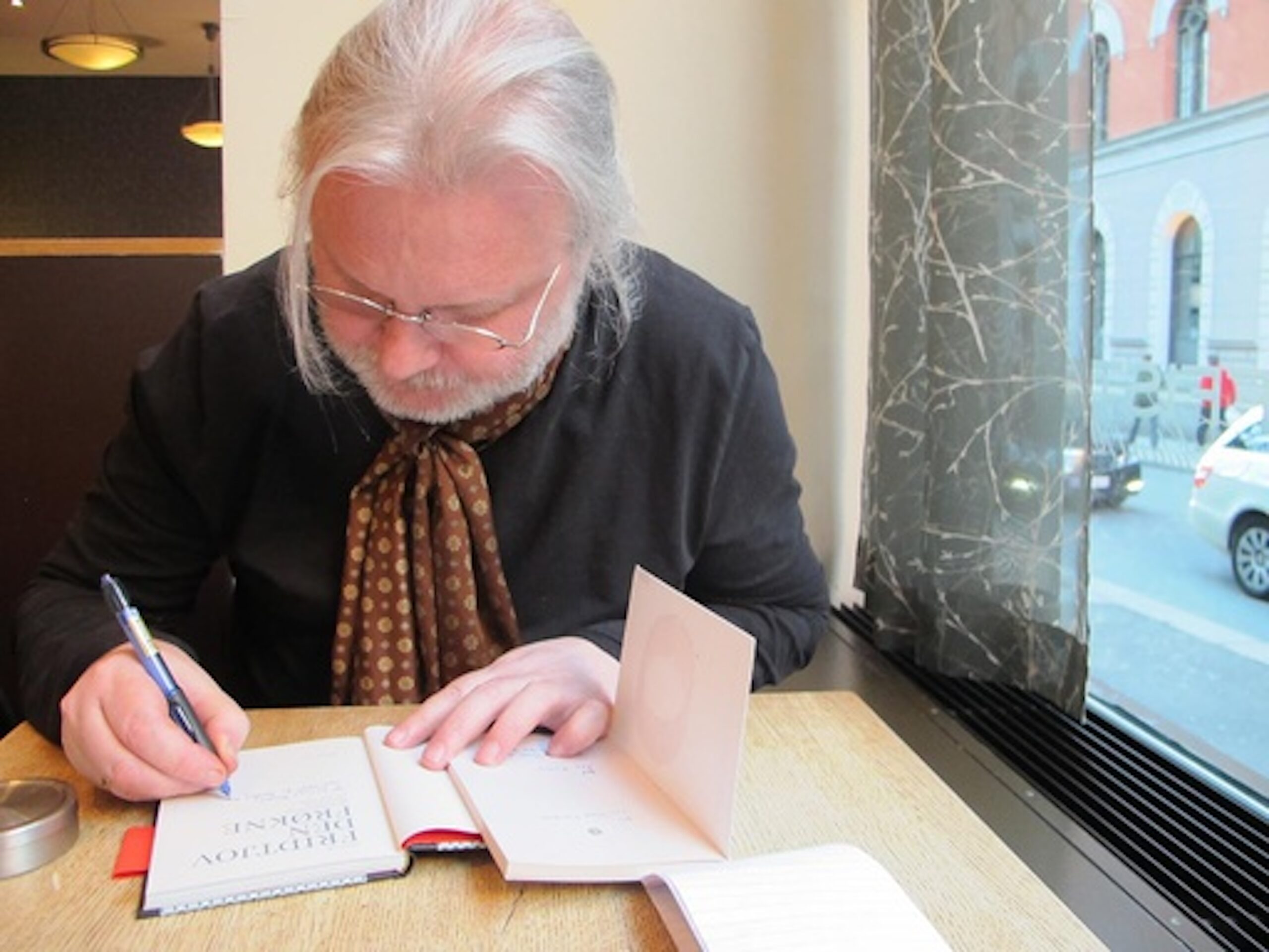 Jon Fosse signerer Soga om Fridtjov den frøkne, som han omsette til nynorsk for Skald forlag i 2013 og som også handlar om livet ved fjorden. Foto: Jan Inge Fardal / NPK
