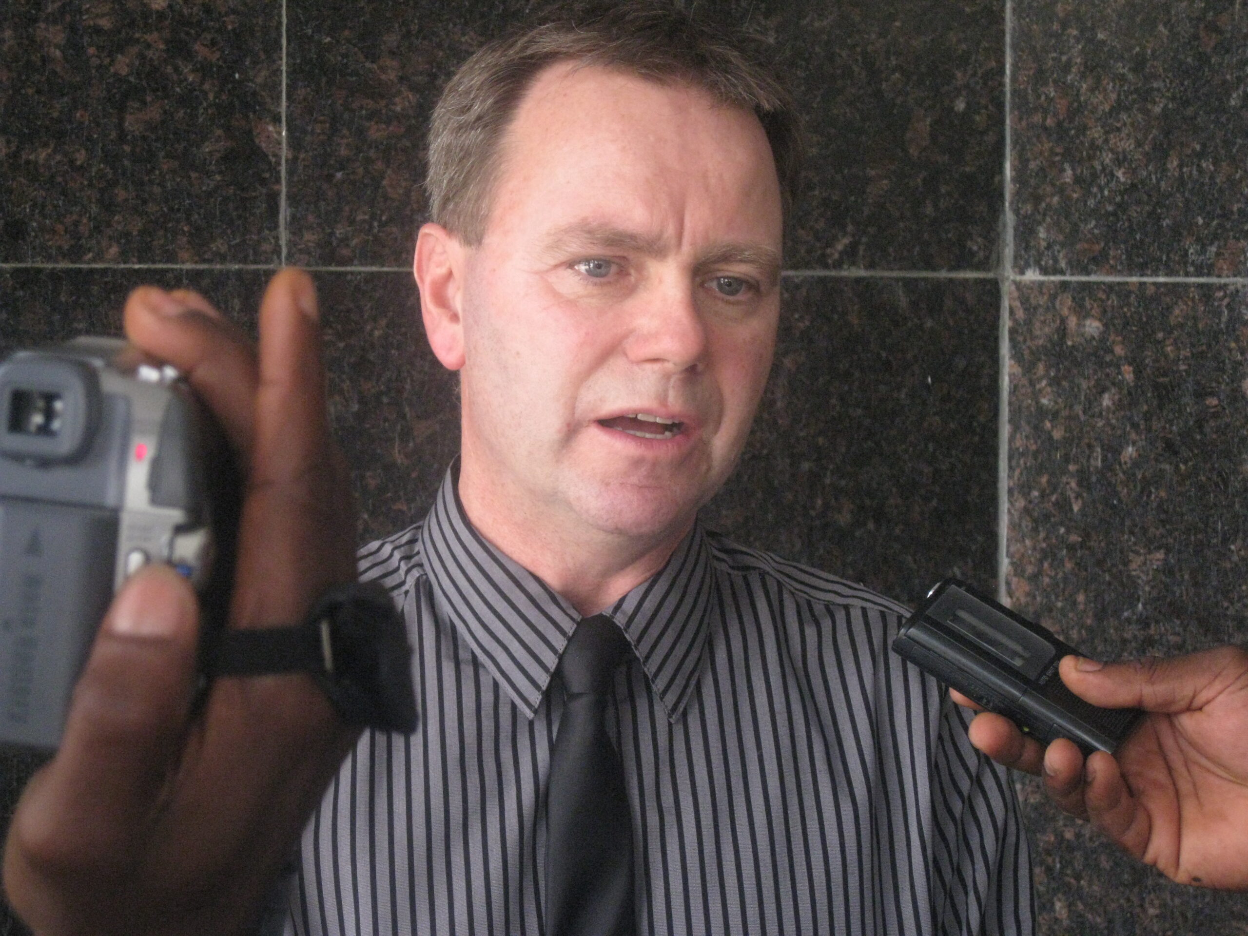Halfdan Millang fra Hamworthy i Asker leder prosjektet med å bygge gass- og vannkraftverk i Nigerdeltaet. Her intervjues han av lokal presse i området. Foto: Privat