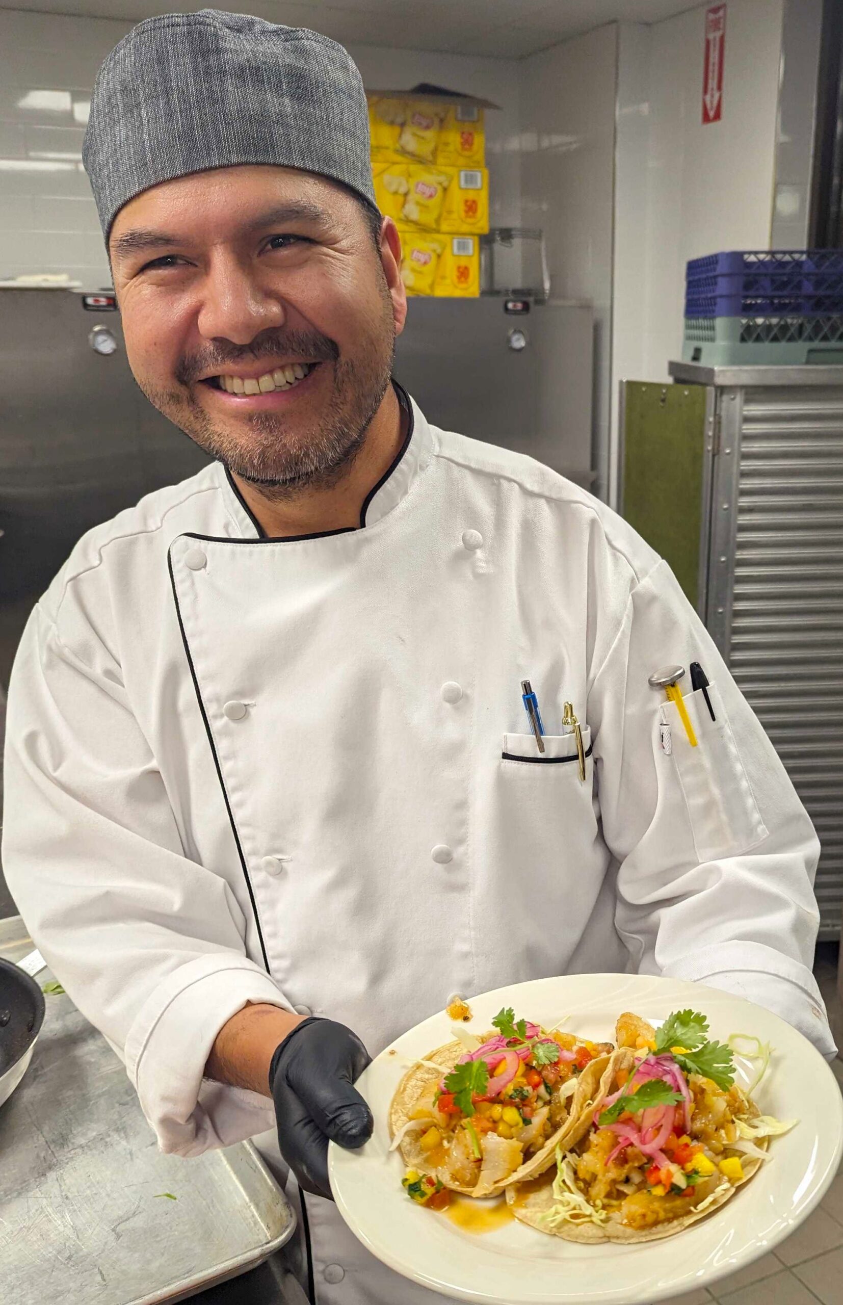 Francisco Lara med lutefisk-taco; ein norsk-meksikansk fusion. Foto: Privat