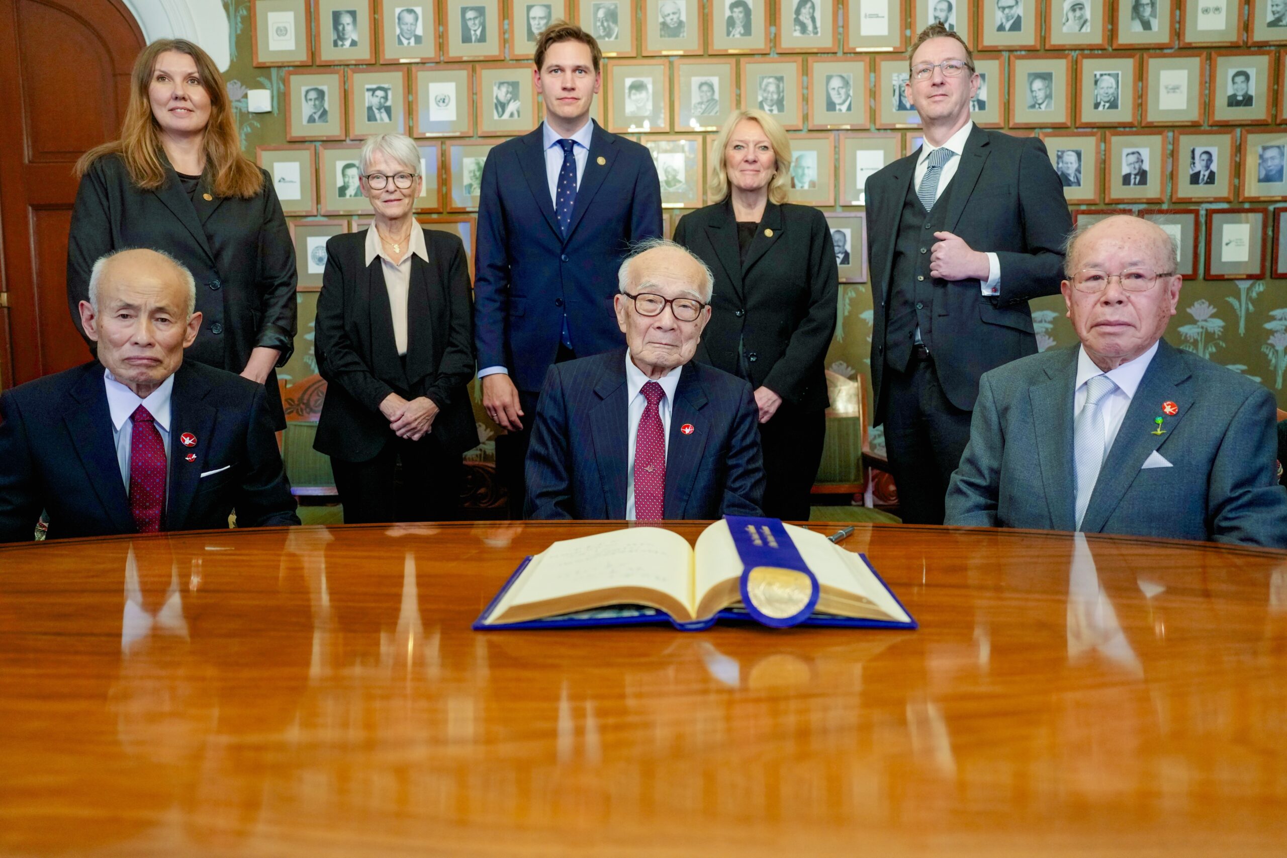 Dei tre fredspris-representantane besøkte måndag Nobelinstituttet, der dei blant anna signerte gjesteboka. Frå venstre framme: Toshiyuki Mimaki, Terumi Tanaka og Shigemitsu Tanaka saman med nobelkomiteen bak. Foto: Javad Parsa / NTB / NPK