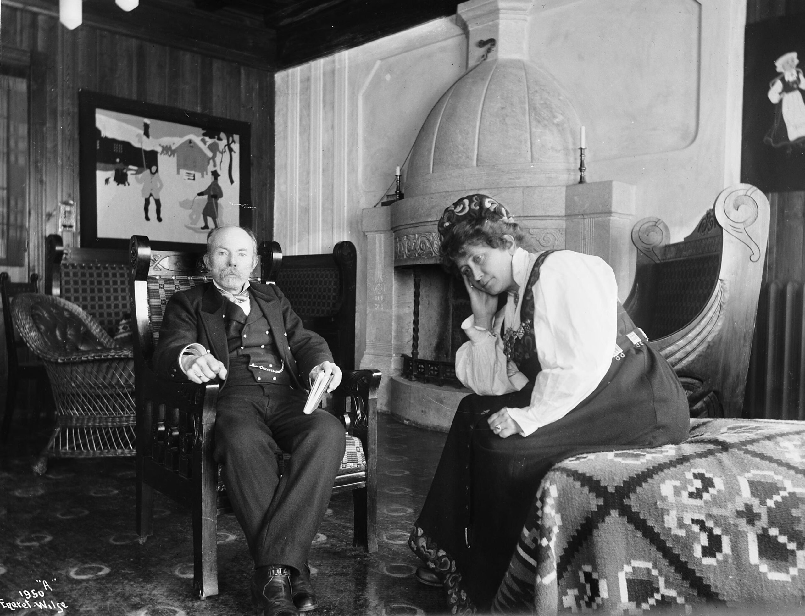 Hulda og Arne Garborg heime i stova på Labråten i Asker rundt 1900. Foto: Akershus Fylkesmuseum